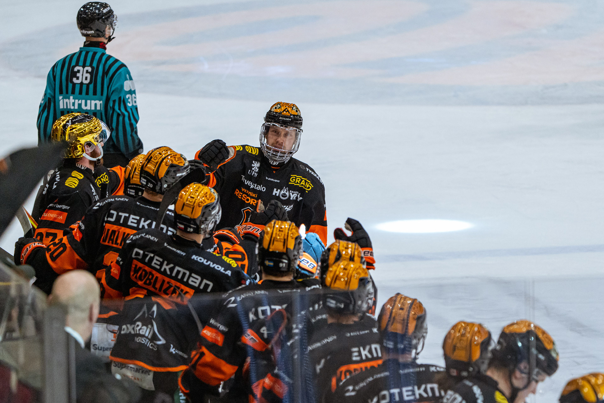 Peter Emmanuelson luistelee vaihtoaition ohi tekemänsä maalin jälkeen.