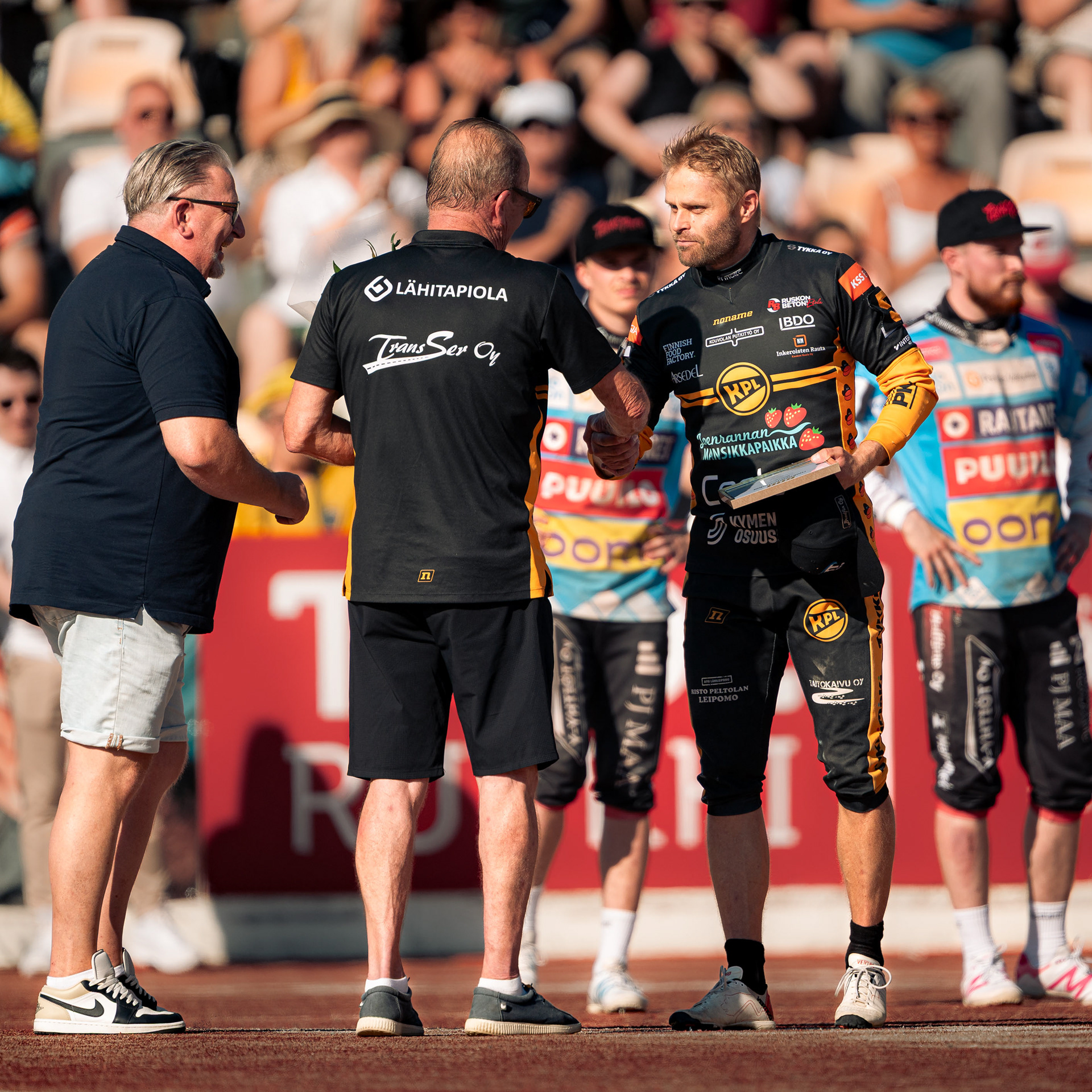 Matti Latvala palkitaan 600. superpesisottelunsa johdosta.