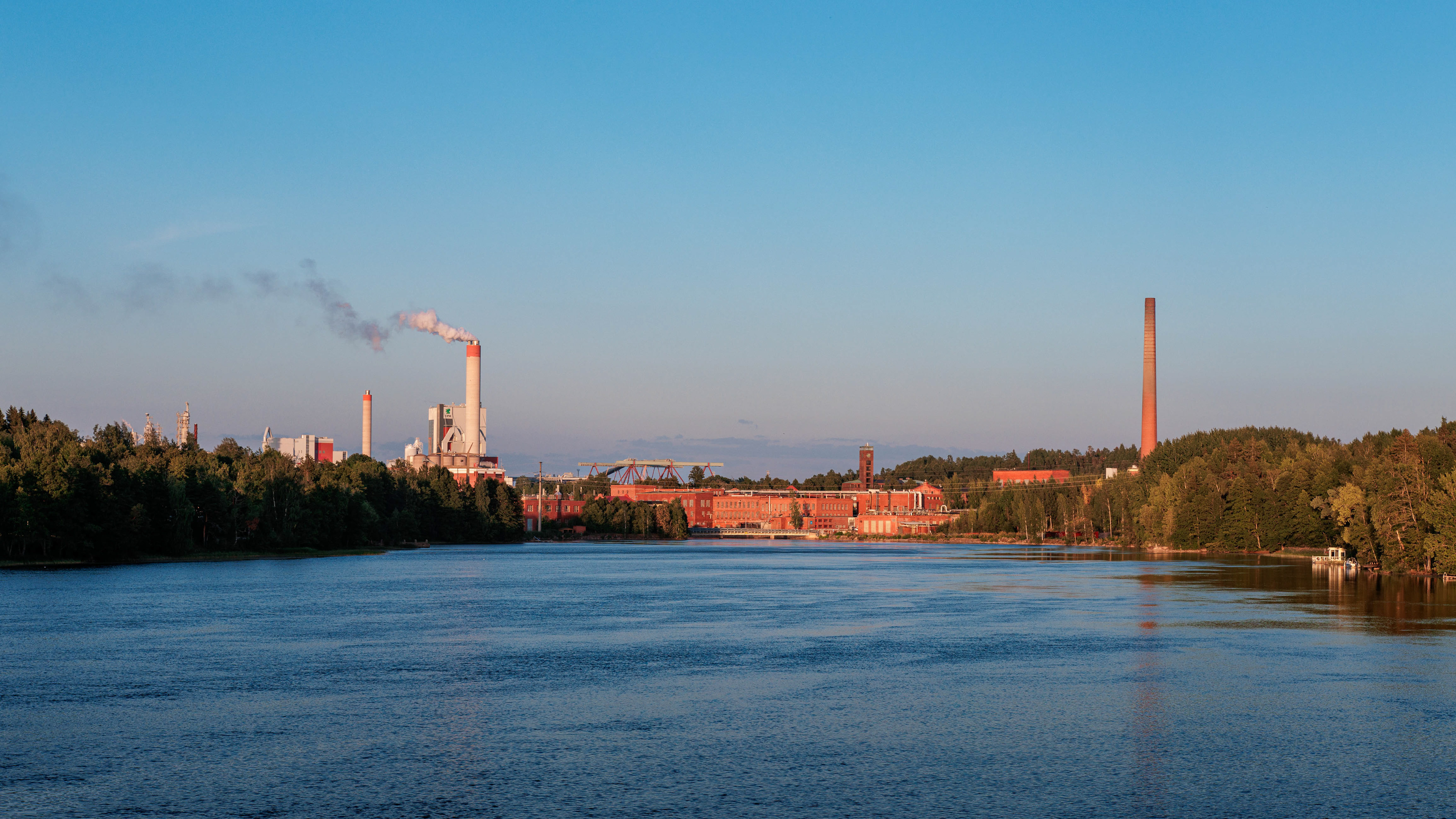 Näkymä Kymin tehdasalueelle Kuusaan sillalta. Taustalla vasemmalla nykyinen UPM Kymi. (8.2022)