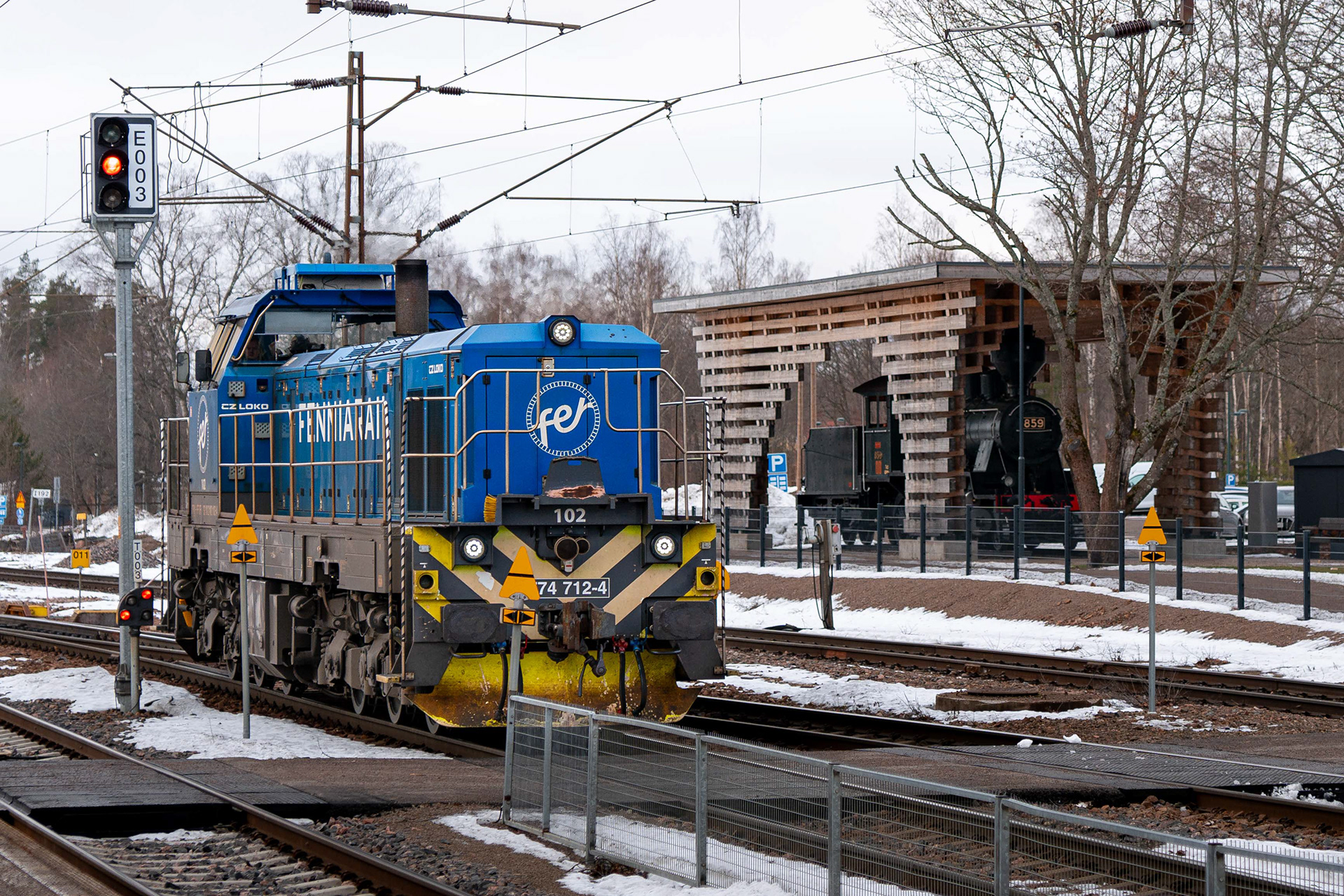 Fenniarailin Dr18-dieselveturi palaamassa Kuusankosken tehdasratapihalta Kouvolan asemalle odottamaan seuraavaa kuljetusta. Takana näytteille asetettu Tk3-sarjan "Ruuhveltti" -höyryveturi. (1.2.2025)