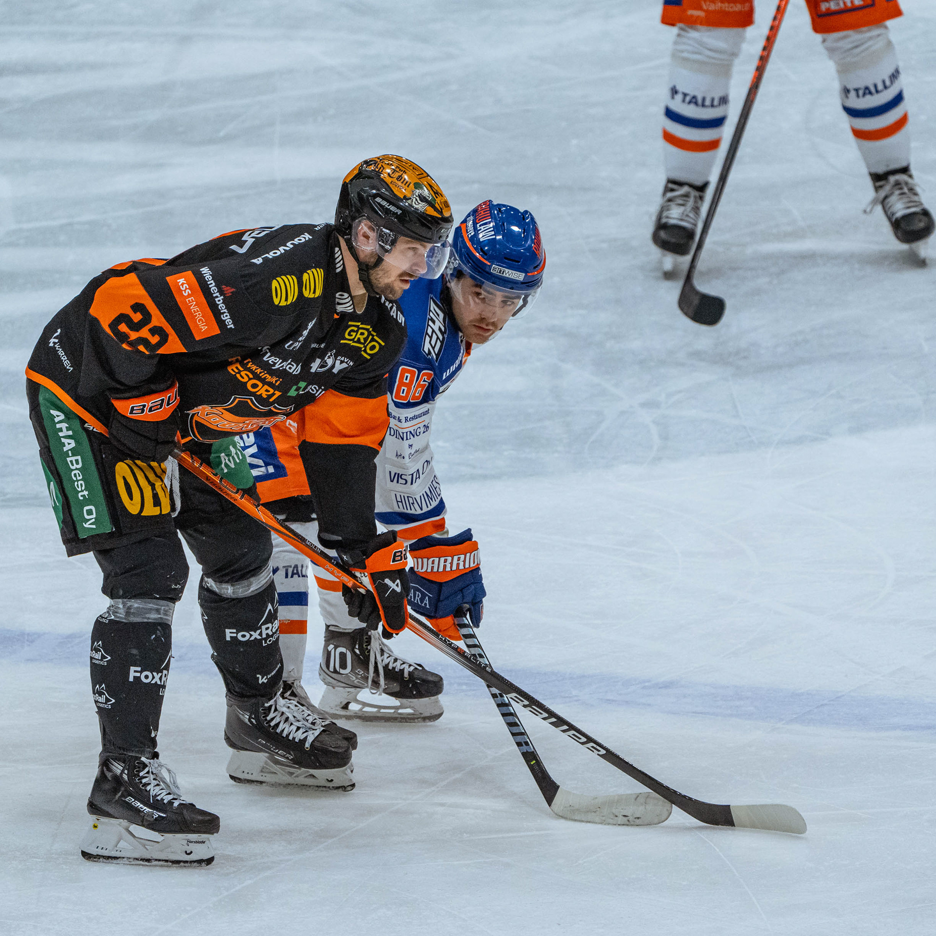 KooKoon Emil Molin ja Tapparan Philip Granath odottamassa aloitusta