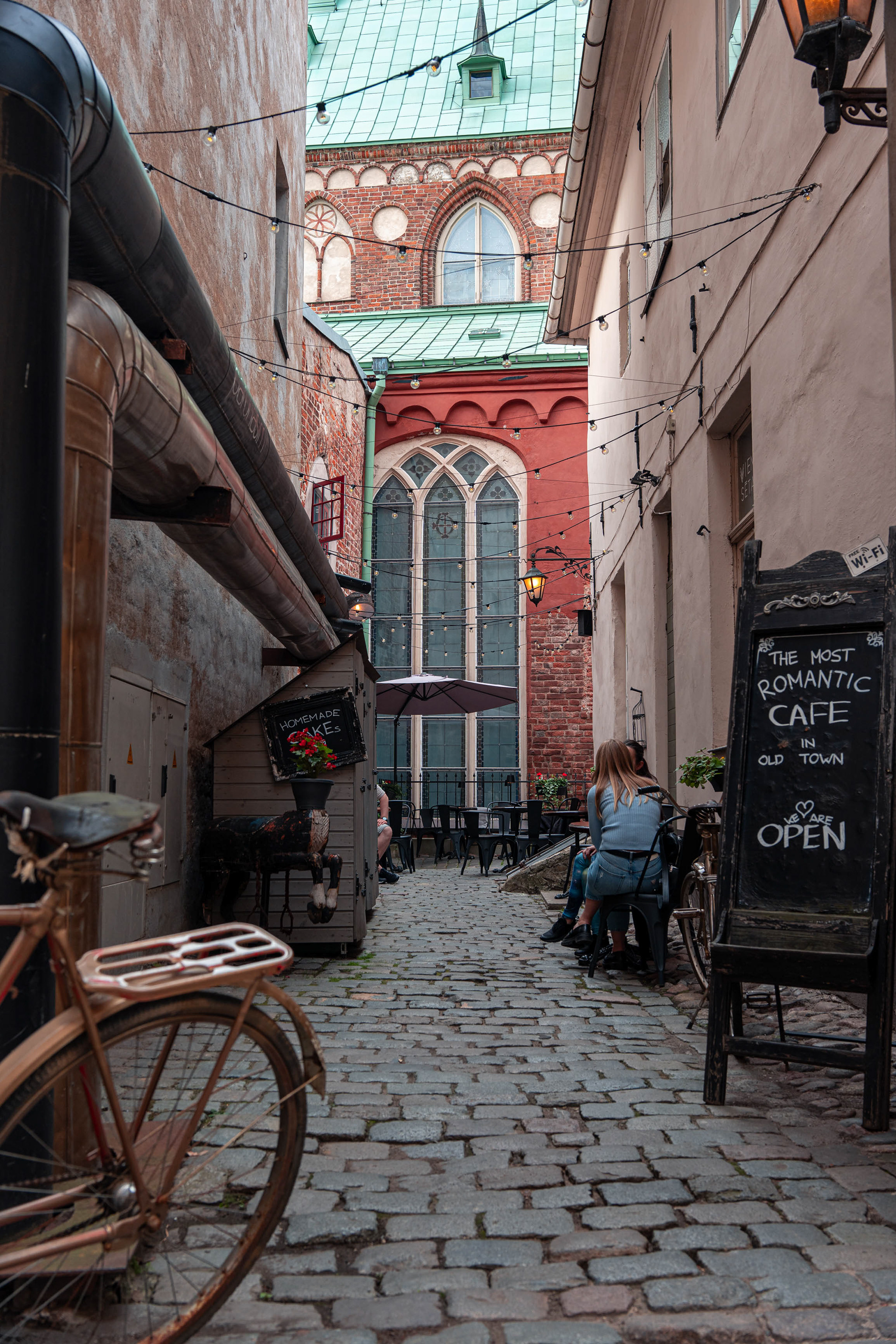 Pieni kahvila vanhan kaupungin sivukujalla