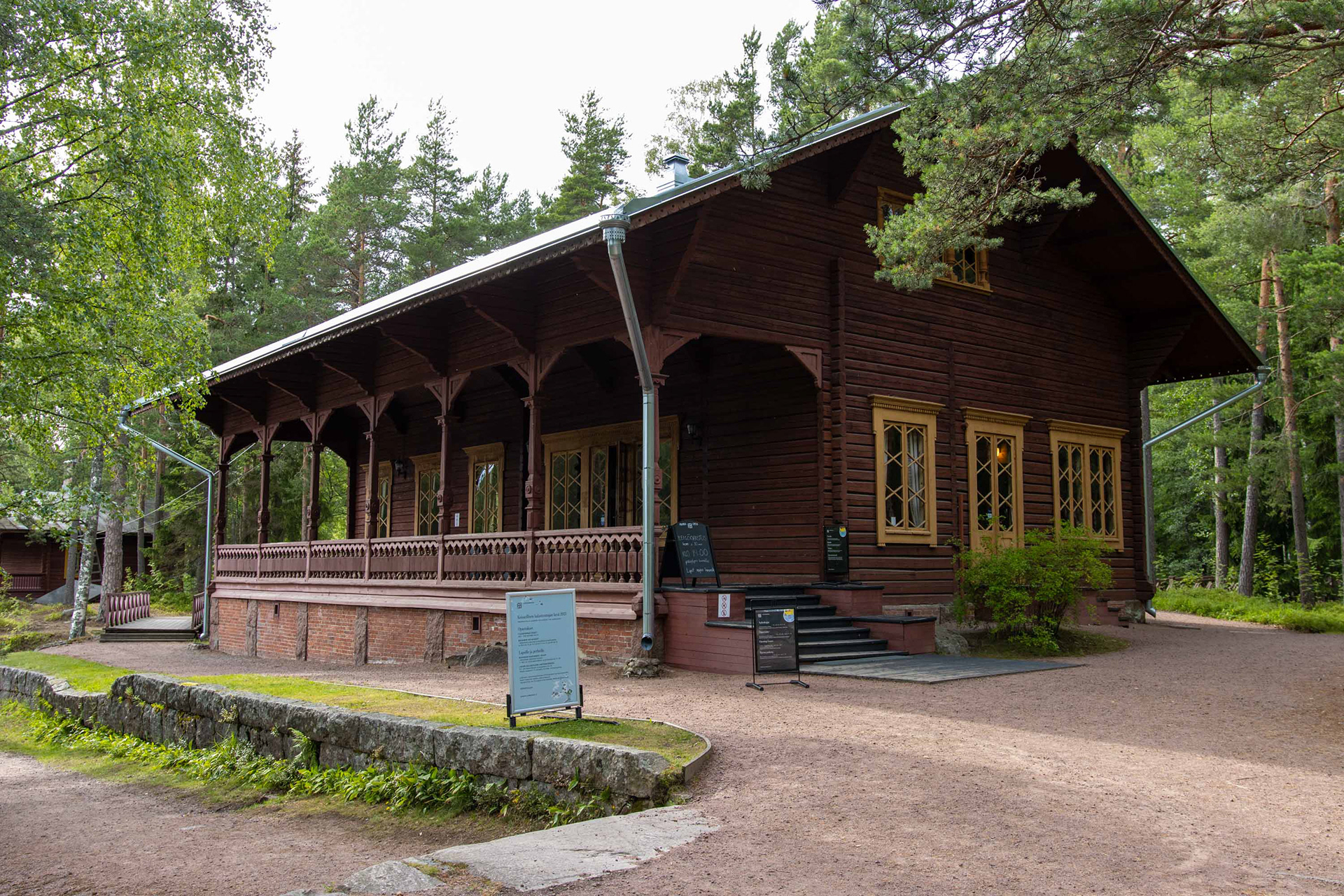Langinkosken kiesarillinen kalastusmaja. Maja valmistui vuonna 1889 Venäjän keisari Aleksanteri III:n käyttöön.