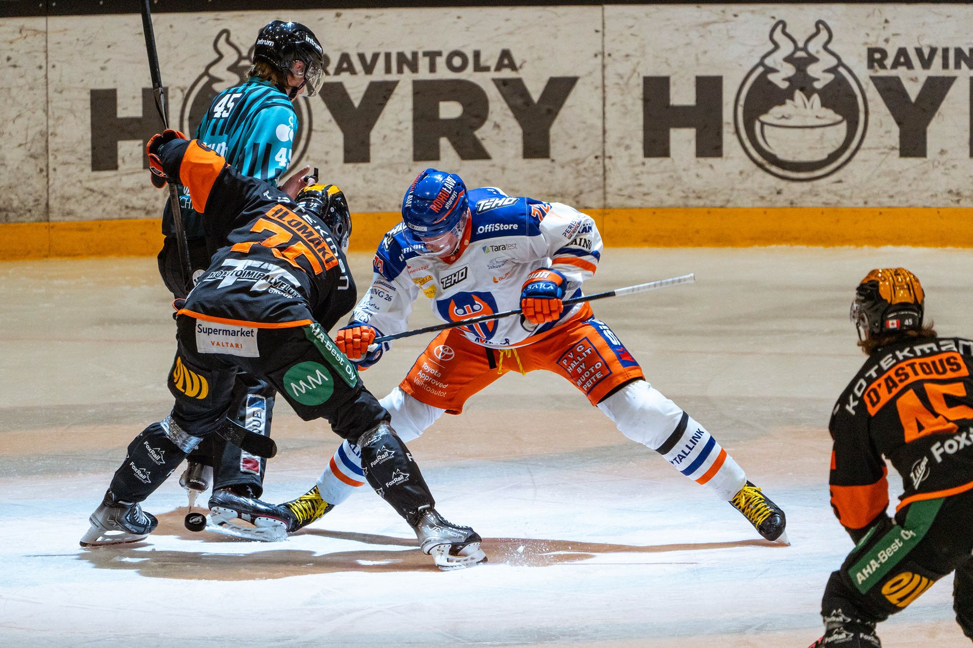 KooKoon Arttu Ilomäki ja Tapparan Petri Kontiola aloitukessa.