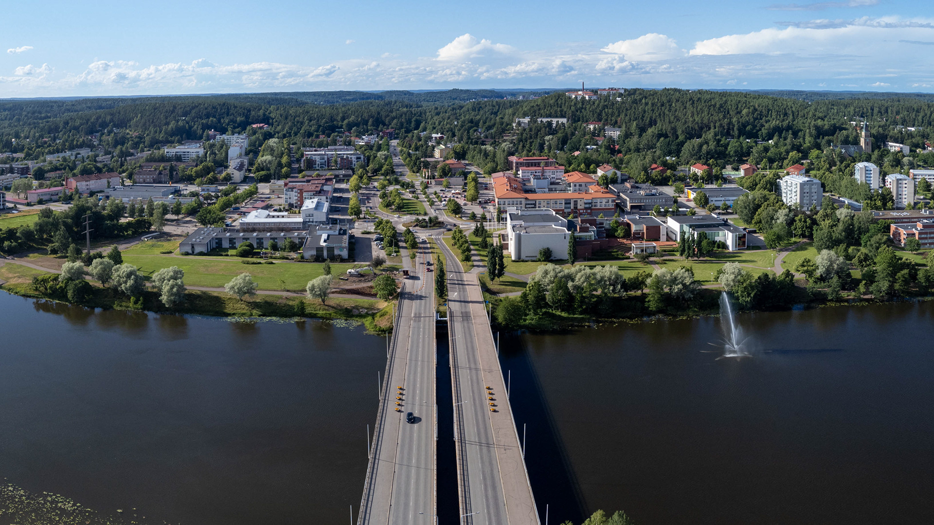 Etualalla Kuusaan silta ja Kymijoki. Taustalla Kuusankosken keskusta. (7.2022)