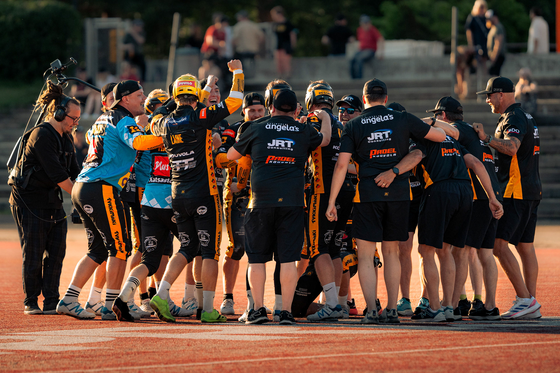 Koko KPL:n joukkue juhlii voittoa.