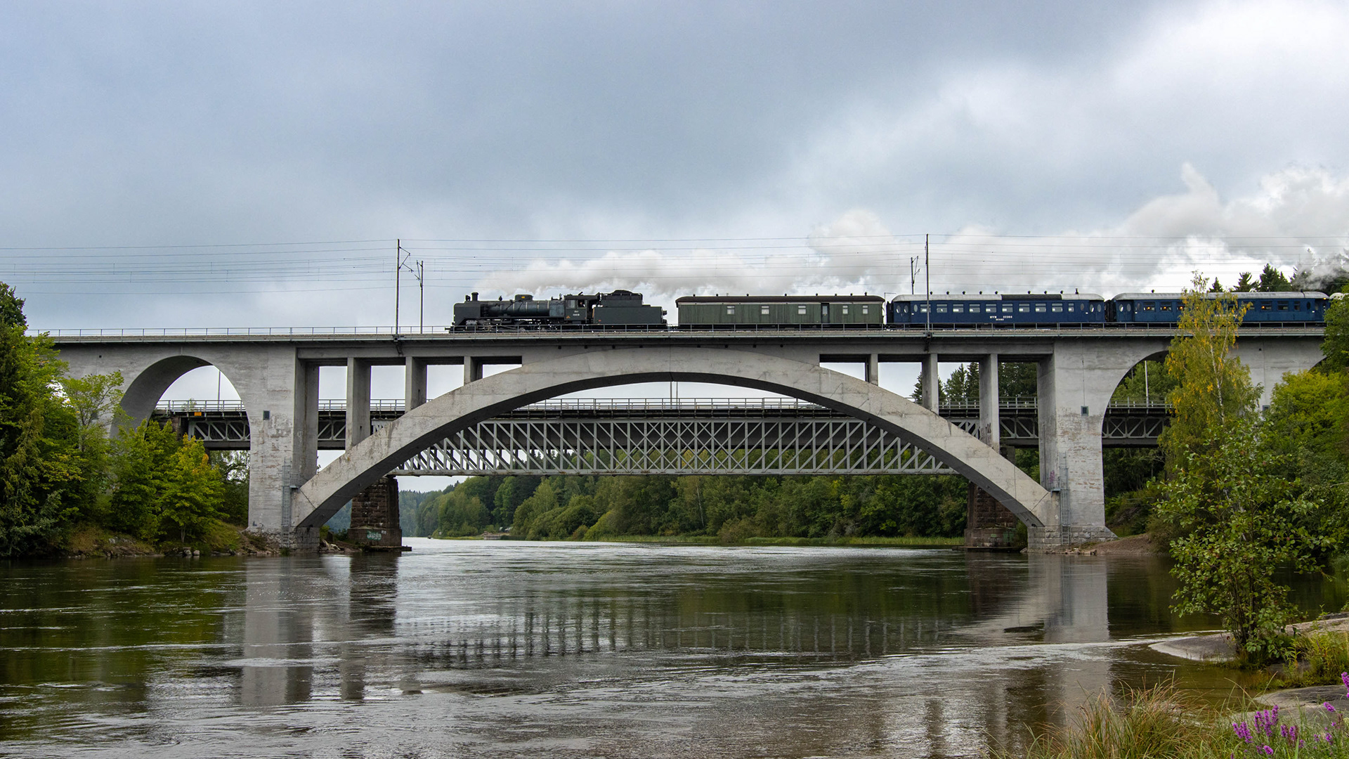 Ukko-Pekkan vetämä matkustajajuna Korian sillalla. Junaa operoi Höyryveturimatkat 1009 Oy. (26.8.2023)