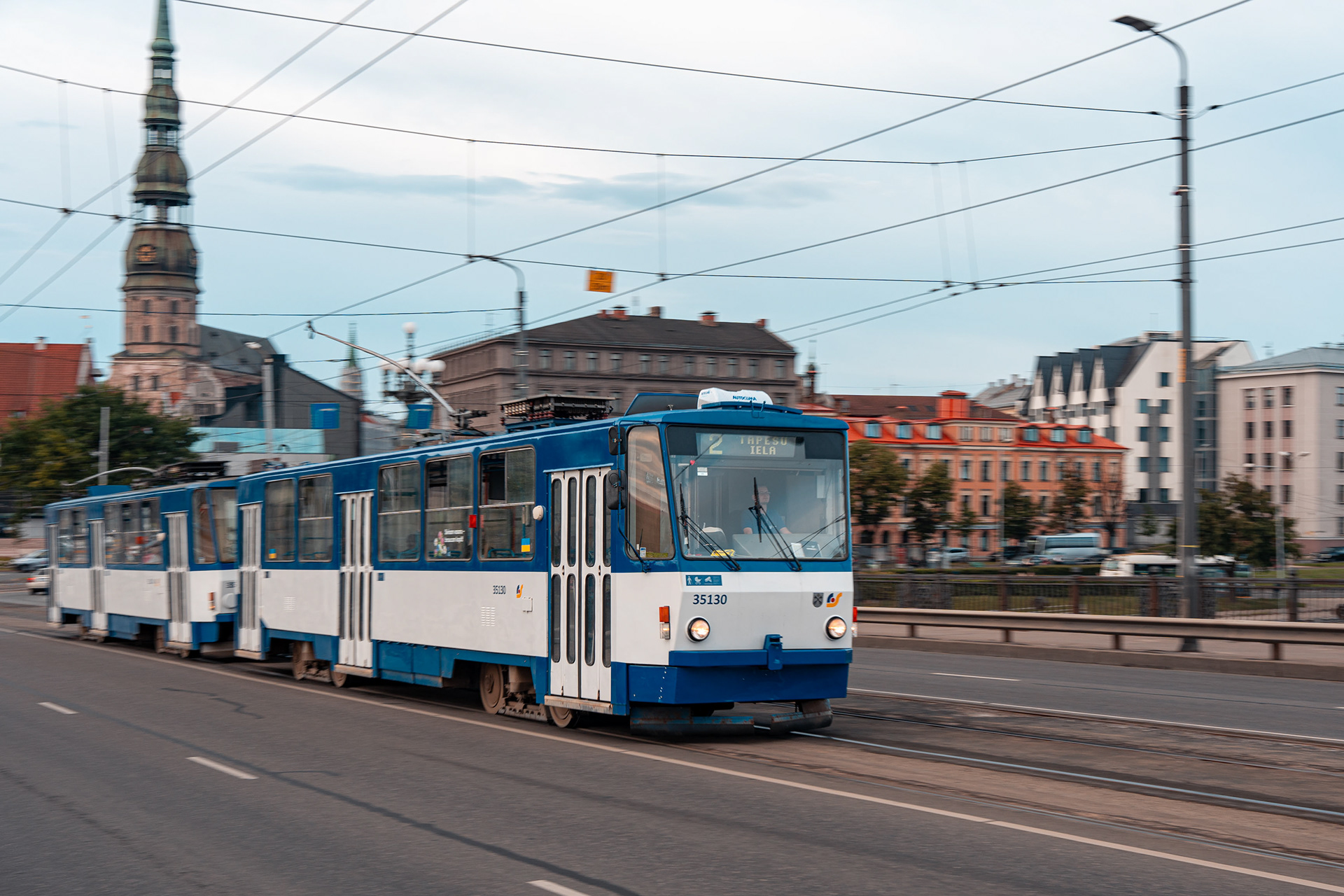 Latvialainen Tatran T3MR -raitiovaunu Riikan keskustassa (3.7.2024)