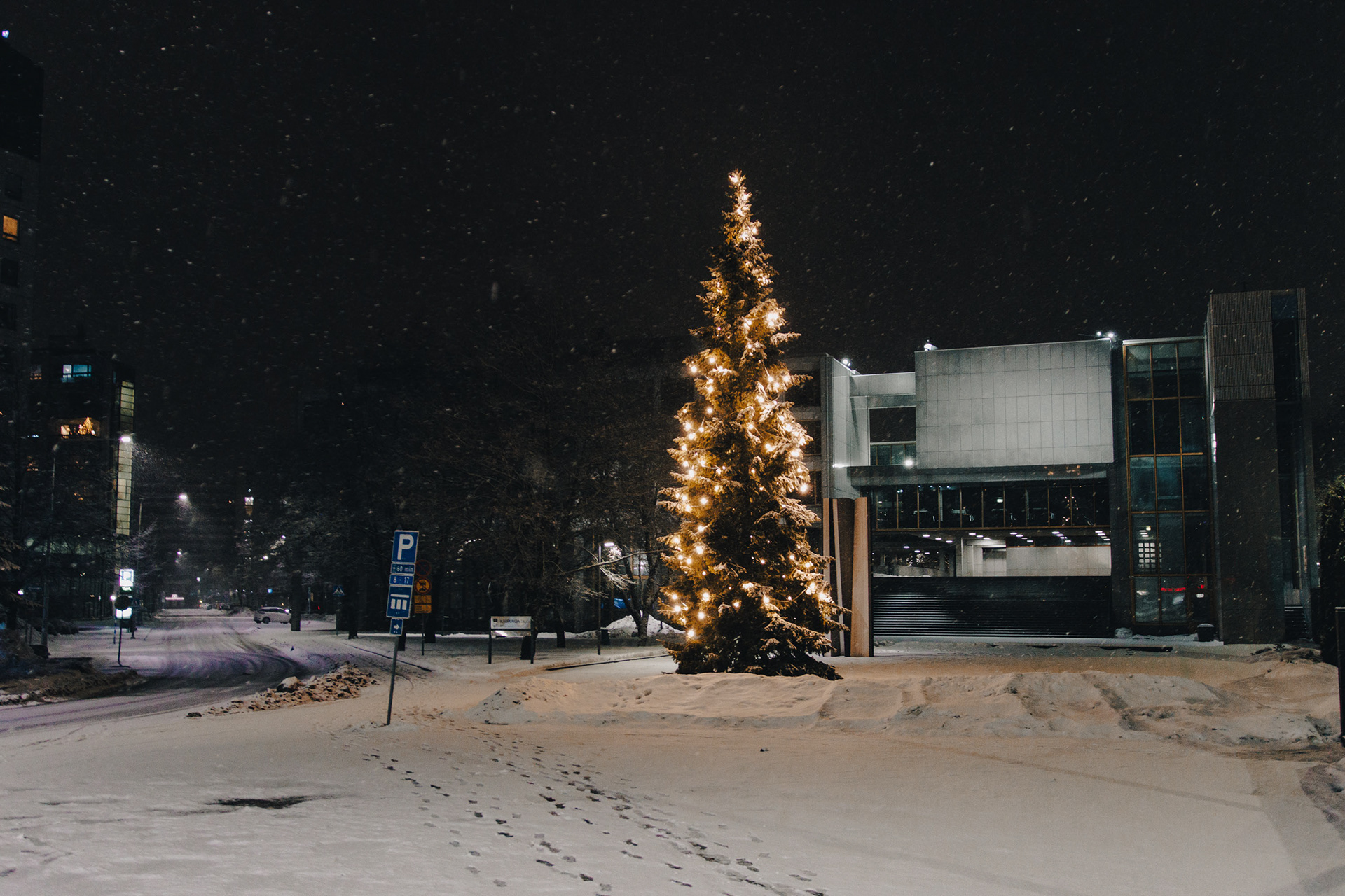 Joulukuusi kaupungintalon edustalla. Vasemmalla Torikatu.