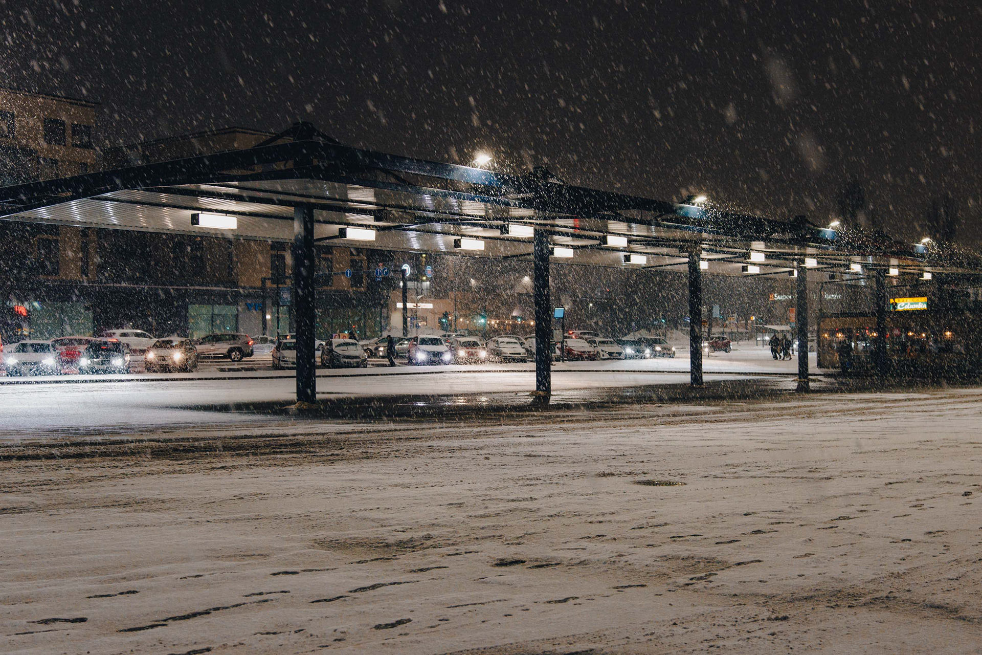 Matkakeskuksen parkkipaikalla oli useampia autoja odottamassa junasta tulleita matkalaisia.