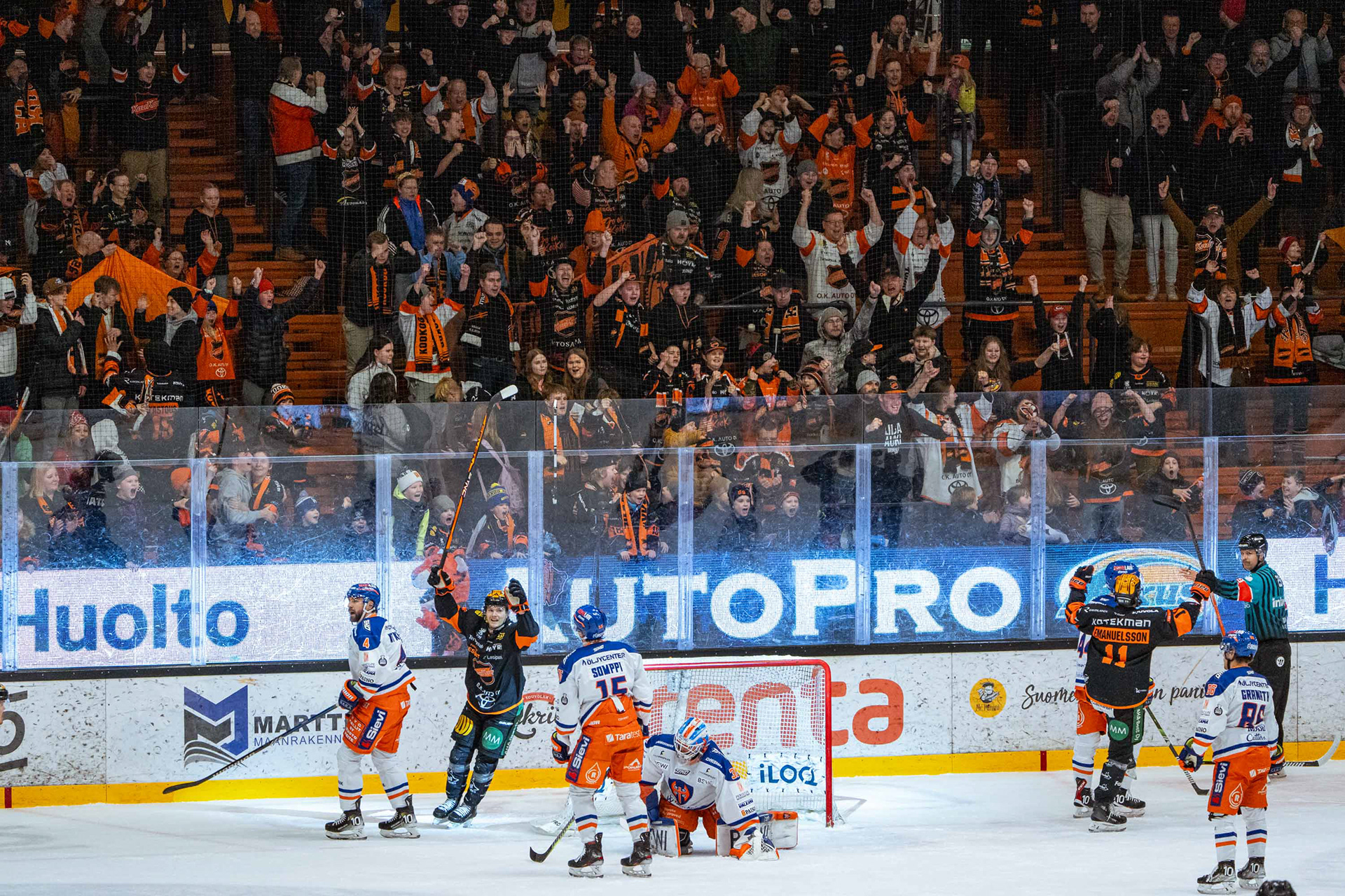 Kotiyleisö tuulettaa vinhasti KooKoon pelaajien kanssa.