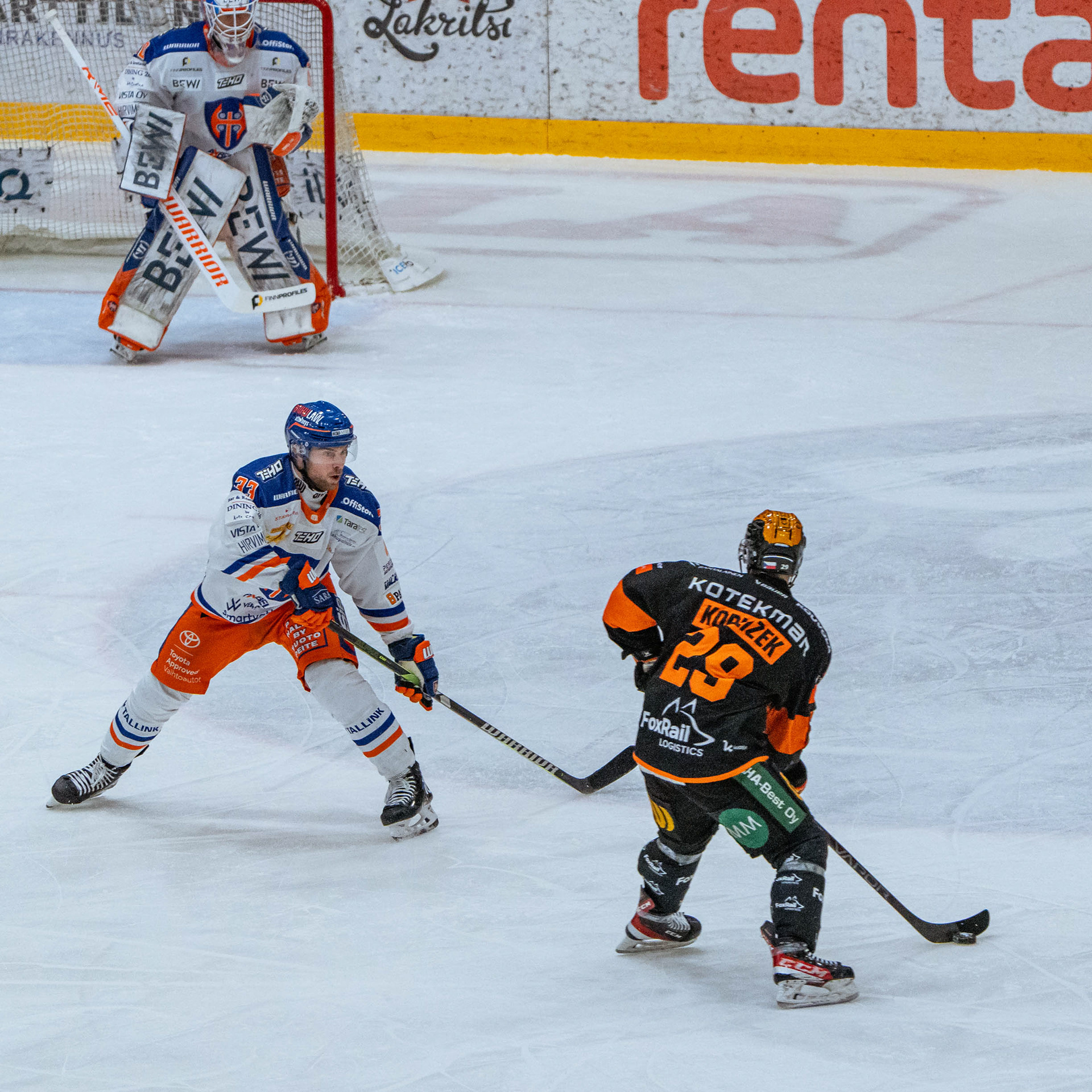 Kookoon Radek Koblizek hyökkää ja Tapparan Veli-Matti Viittasmäki puollustaa