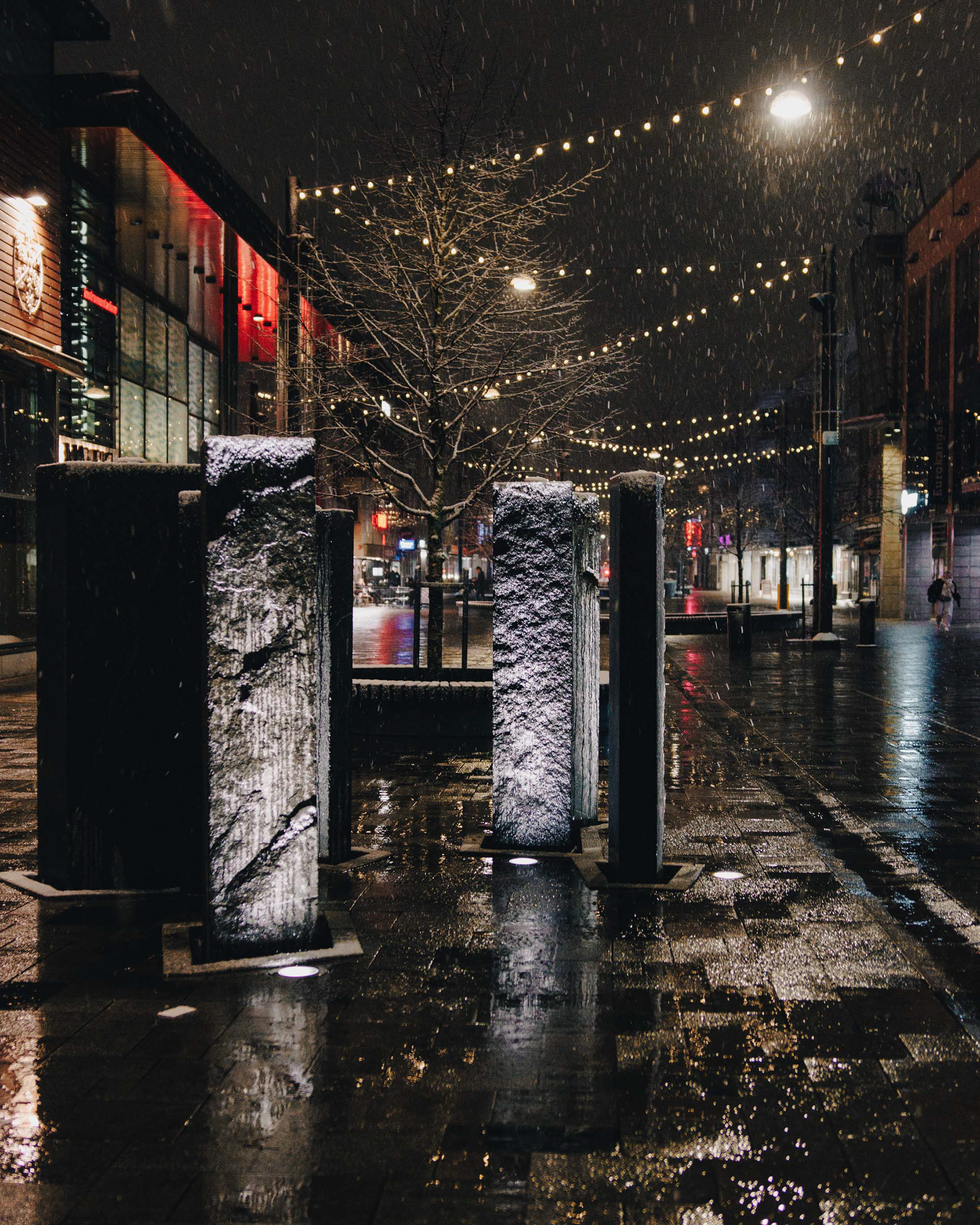 Kävelykatu Manskilla sijaitsevat "Sadeseinät" ympäristöteos