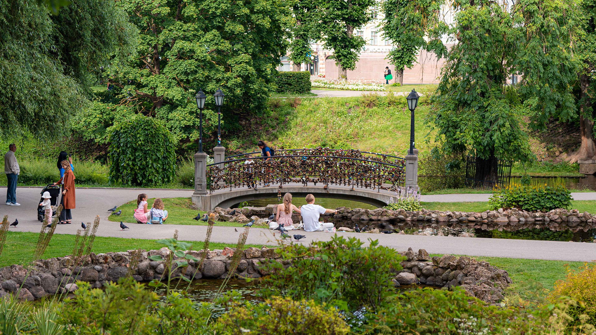 Rakkaus-silta Bastejkalns puistossa