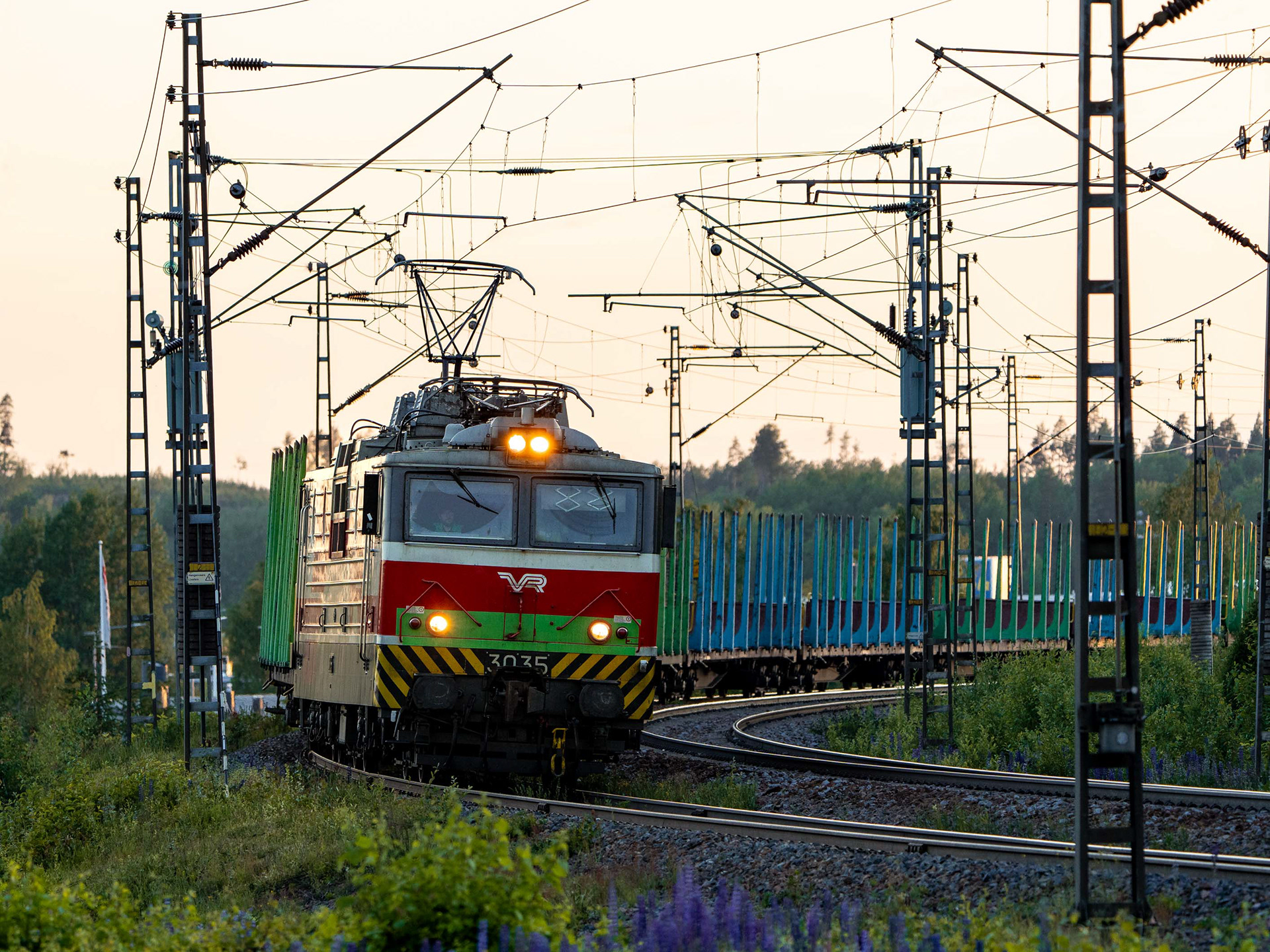 Sr1-sähköveturin vetämä tyhjä tukkijuna matkalla Kuusaanradalla kohti Kouvolan ratapihaa. (13.6.2024)