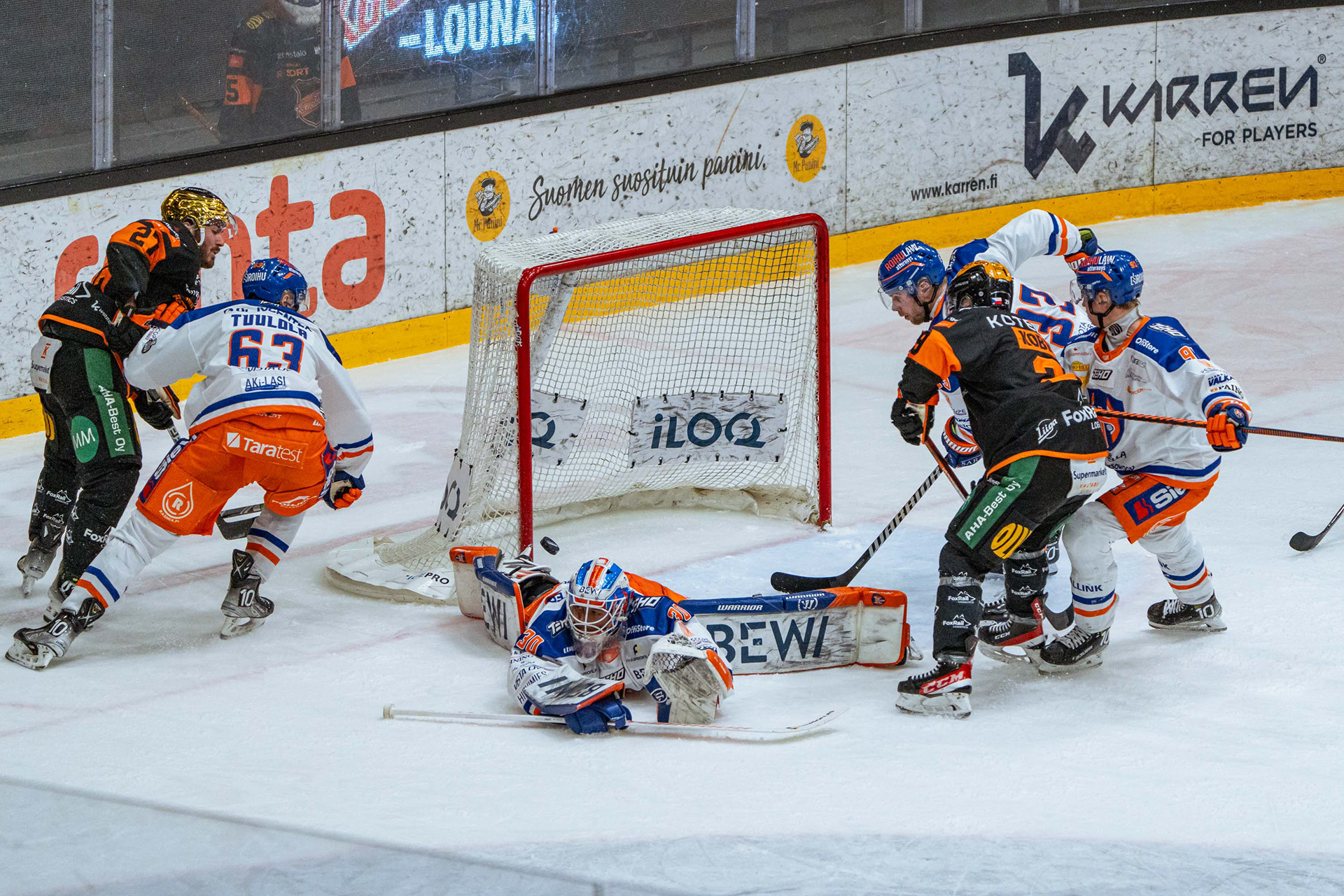 Ben Tardif käyttää erinomaisen syöttpaikkansa hyödyksi syöttäen kiekon maalin eteen Radek Koblizekille.