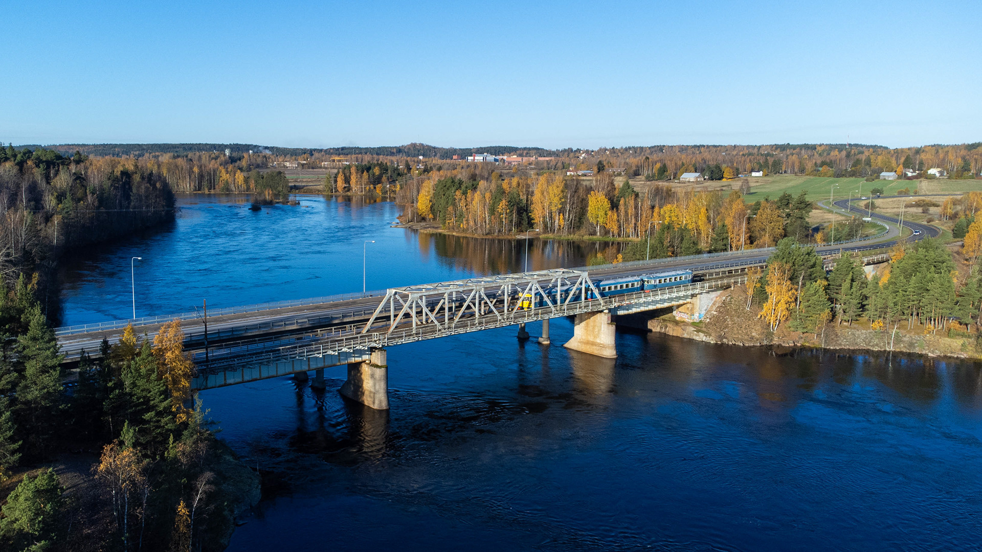 Dm7 "Lättähattu" Pessankosken sillalla ylittämässä Kymijokea. Kyseistä Dm7 kiskobussia operoi Porvoon Museorautatie ry. (21.10.2023)