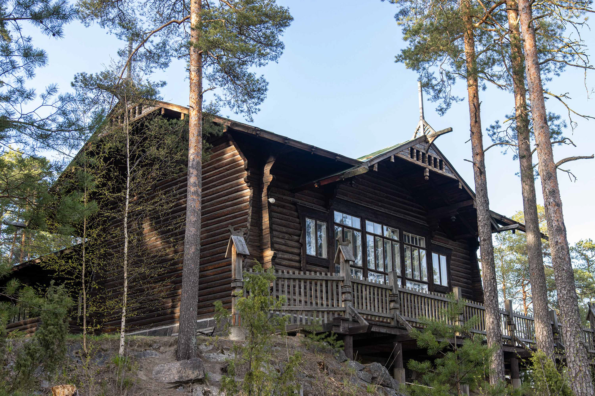 Kettumäellä sijaitseva kotiseututalo. Rakennus rakennettiin alunperin vuonna 1897 Kymintehtaalle koulurakennukseksi ja on myöhemmin siirretty Kettumäelle. (5.2022)