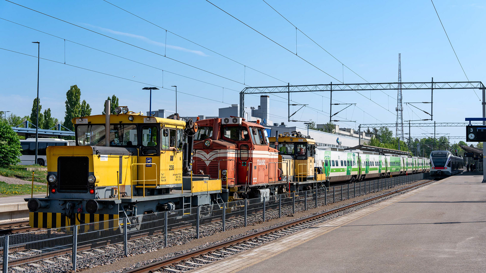 Kouvolan rautatieasema. Raiteella 1 Kajaanista Helsinkiin matkalla ollut Pendolino. Raitella 2 Kuusankoskelta Kouvolaan kahden Tka7 veturin siirtämä Move66 teollisuusveturi. Raiteella 3 Ilmalan ratapihalta Kouvolaan matkannut HSL:n lähiliikennejuna Sm5. (25.5.2024)