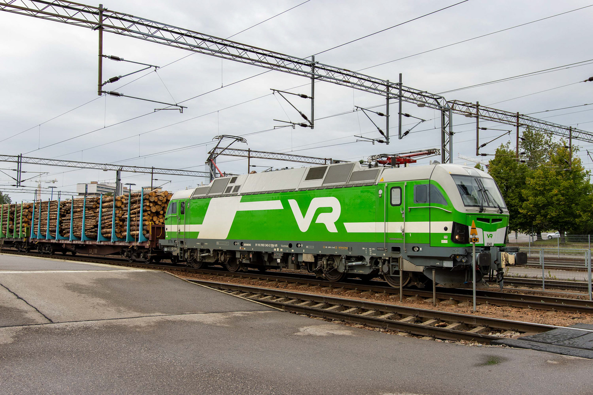 VR:n uusimman sähköveturimallin Sr3:n vetämä tukkijuna Kouvolan asemalla. (27.8.2023)