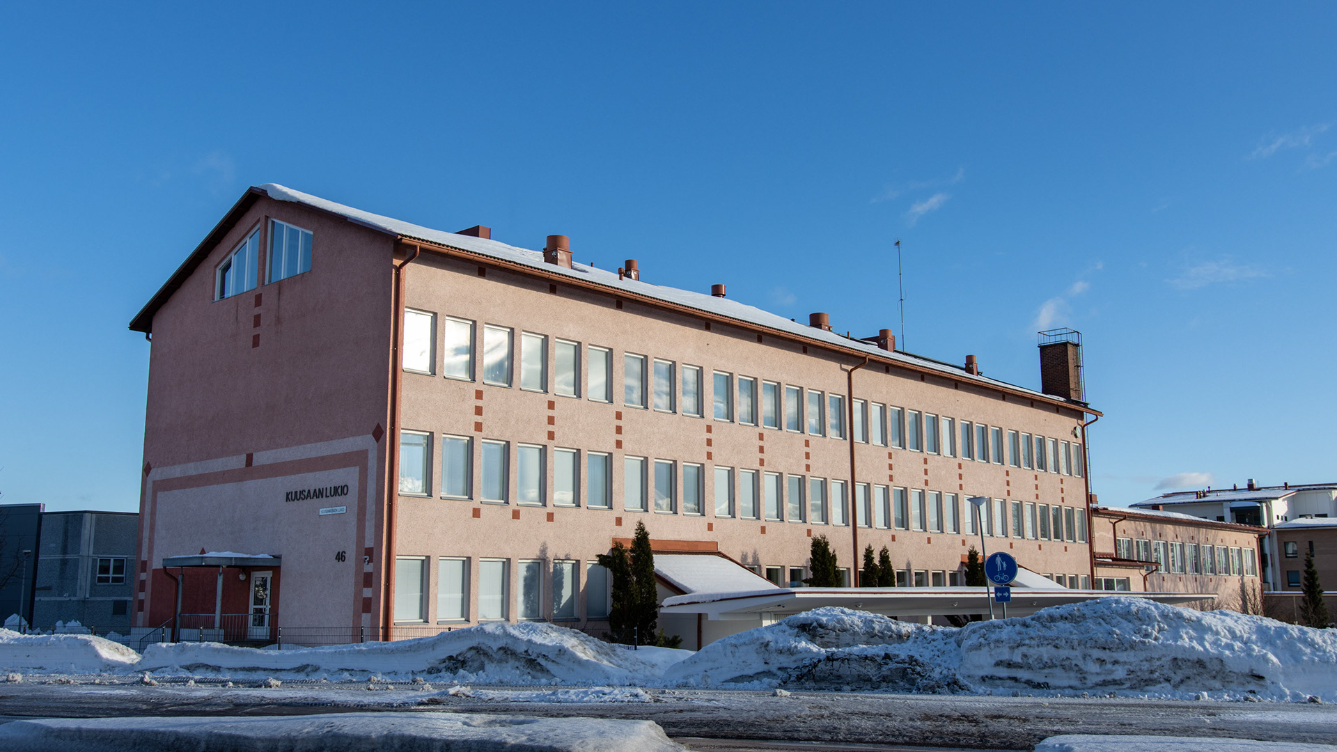 Kuusaan lukio aurinkoisena talvipäivänä (3.2022)