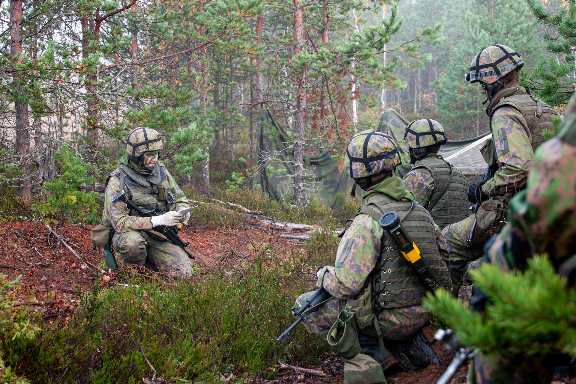Aliupseerioppilas antamassa ohjeita joukkueelleen ryhmän puolustusammuntoja varten.