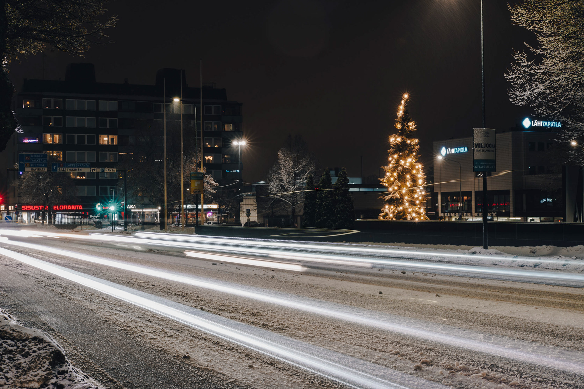 Ajoneuvojen valojuovia Salpausselänkadulla