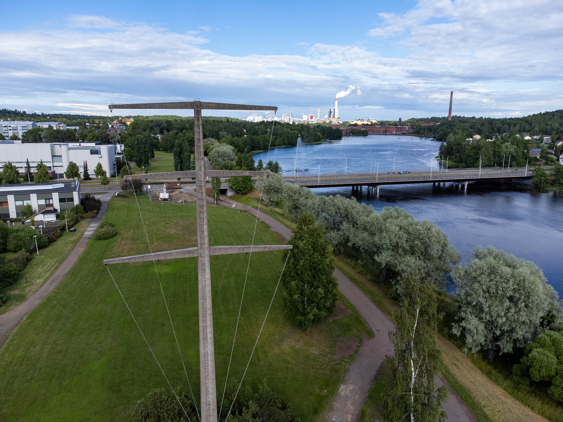 Etualalla yksi jäljellä olevista Rantapuiston betonipylväistä. Taustalla työmaa juuri puretun pylvään kohdalla. (7.2022)