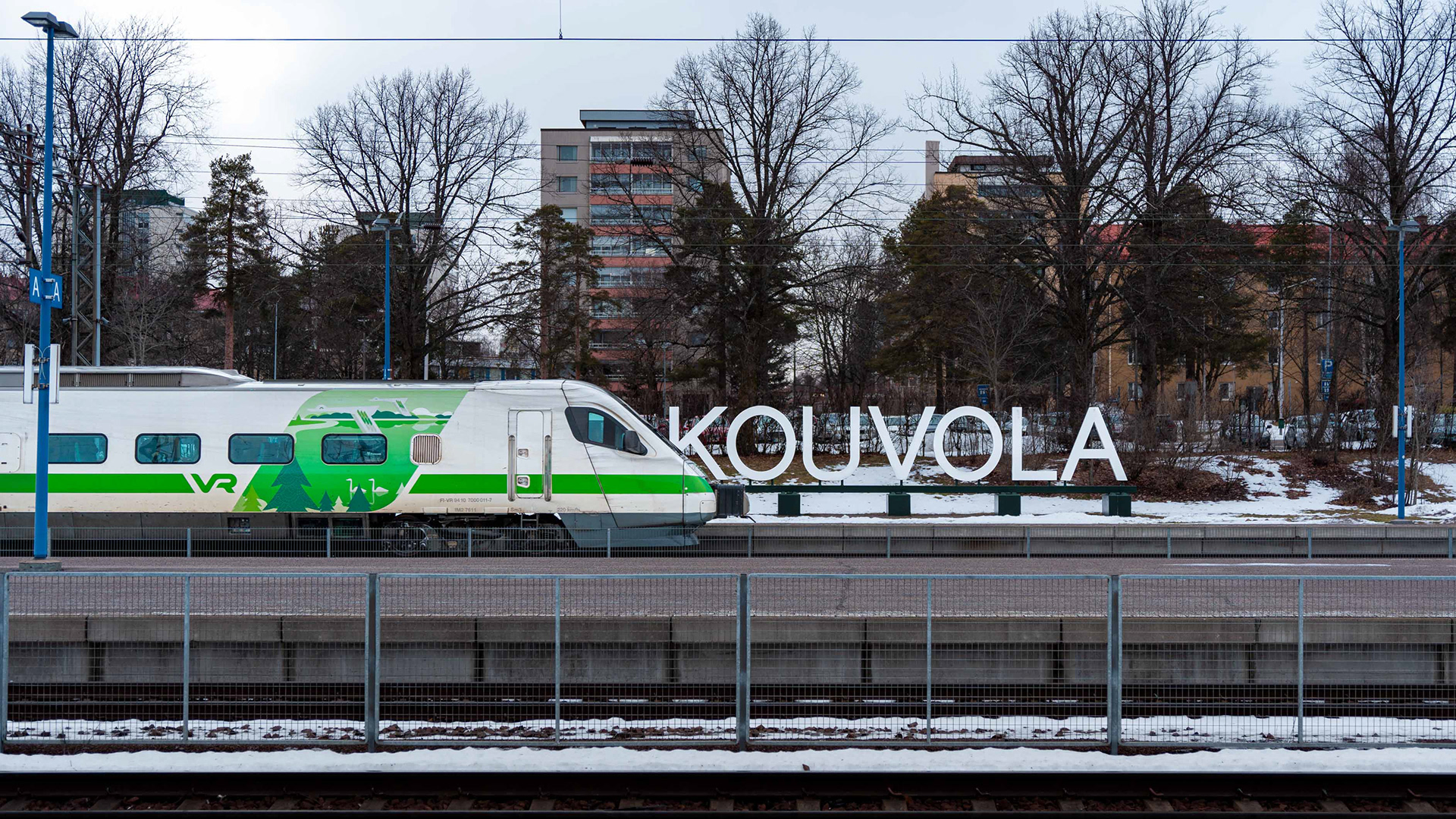 Kajaanista Helsinkiin matkalla oleva Pendolino-juna pysähtymässä Kouvolan rautatieasemalle. (1.2.2025)