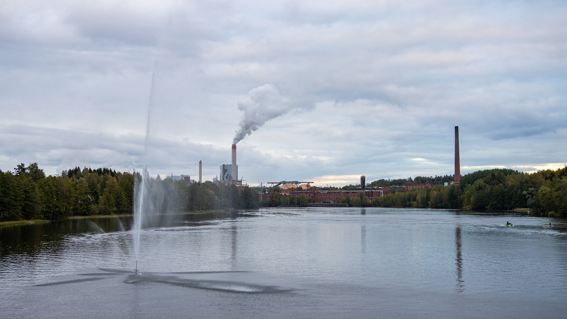 Näkymä Kuusaan sillalta Kymin tehdasalueelle päin (9.2021)