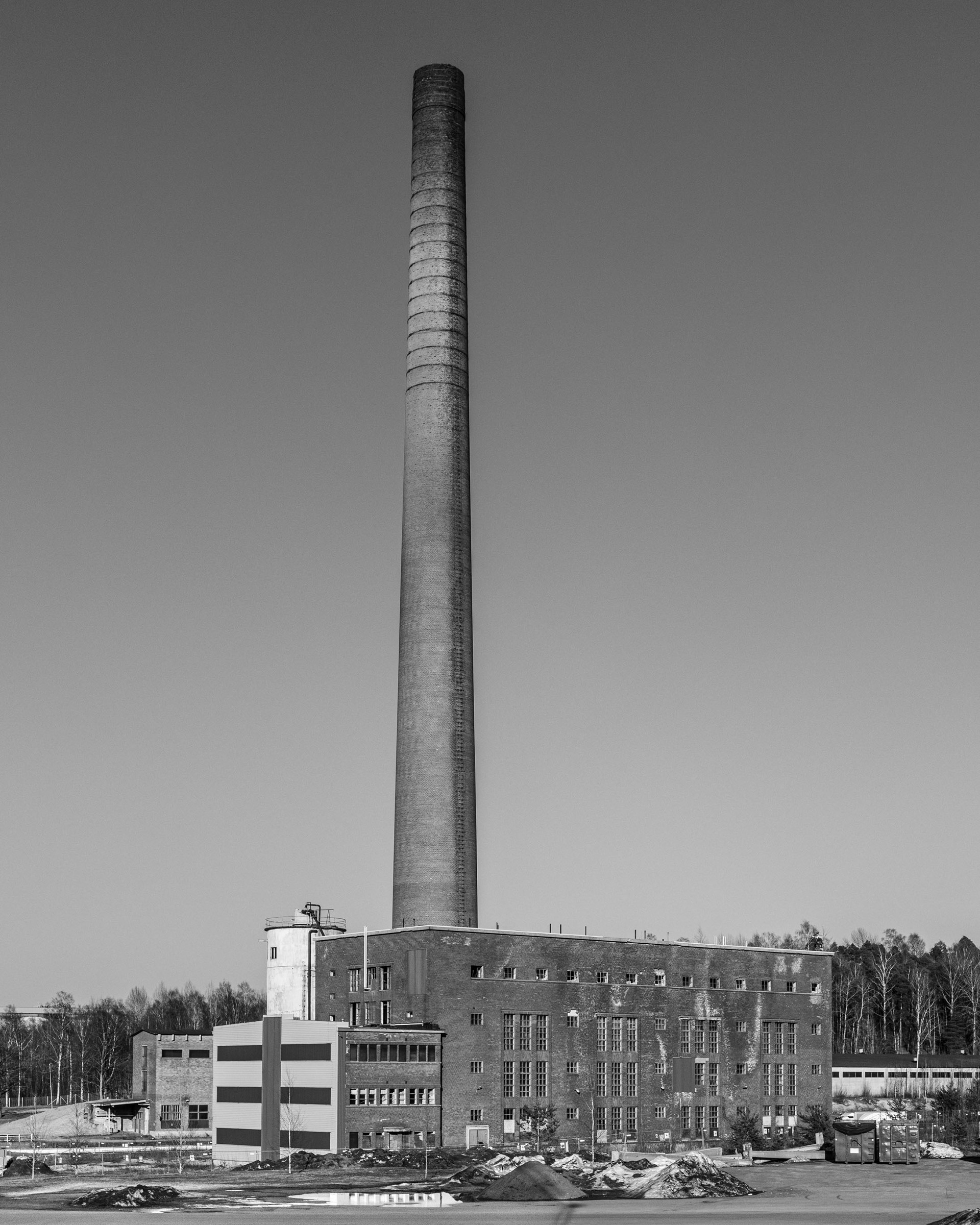 Vuonna 1936 valmistunut Kymintehtaan vanha höyryvoimalaitos. Voimalaitos oli toiminnassa 1980 luvulle saakka ja vuodesta 2002 asti rakennus on ollut täysin tyhjillään. Mustavalko (4.2023)
