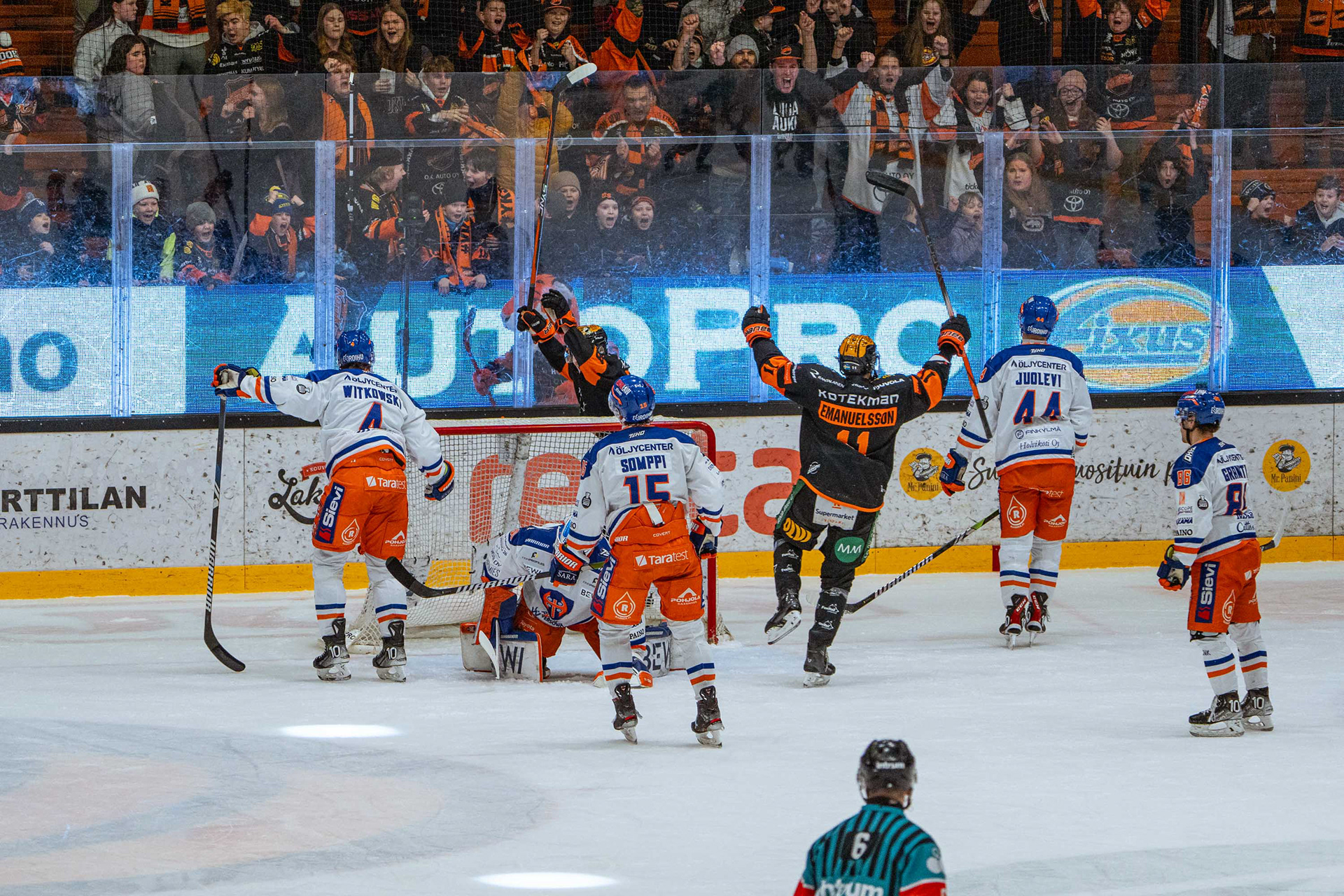 Ja kiekko on maalissa. Petter Emanuelsson tekee KooKoon ottelun ensimmäisen maalin. Pelitilanne nyt Tapparan eduksi 1 - 2.