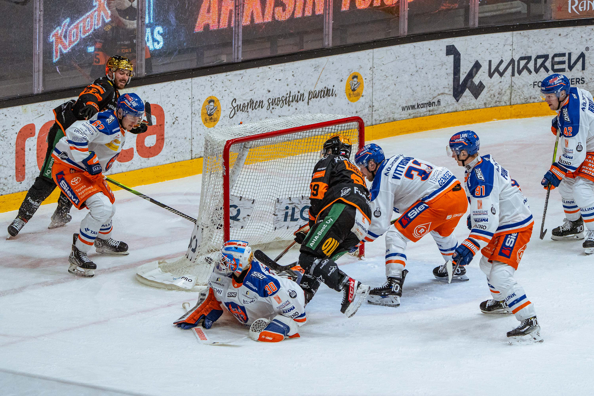 Radek Koblizek näkee tilaisuutensa tulleen ja lyö kiekon lähes tyhjään maaliin