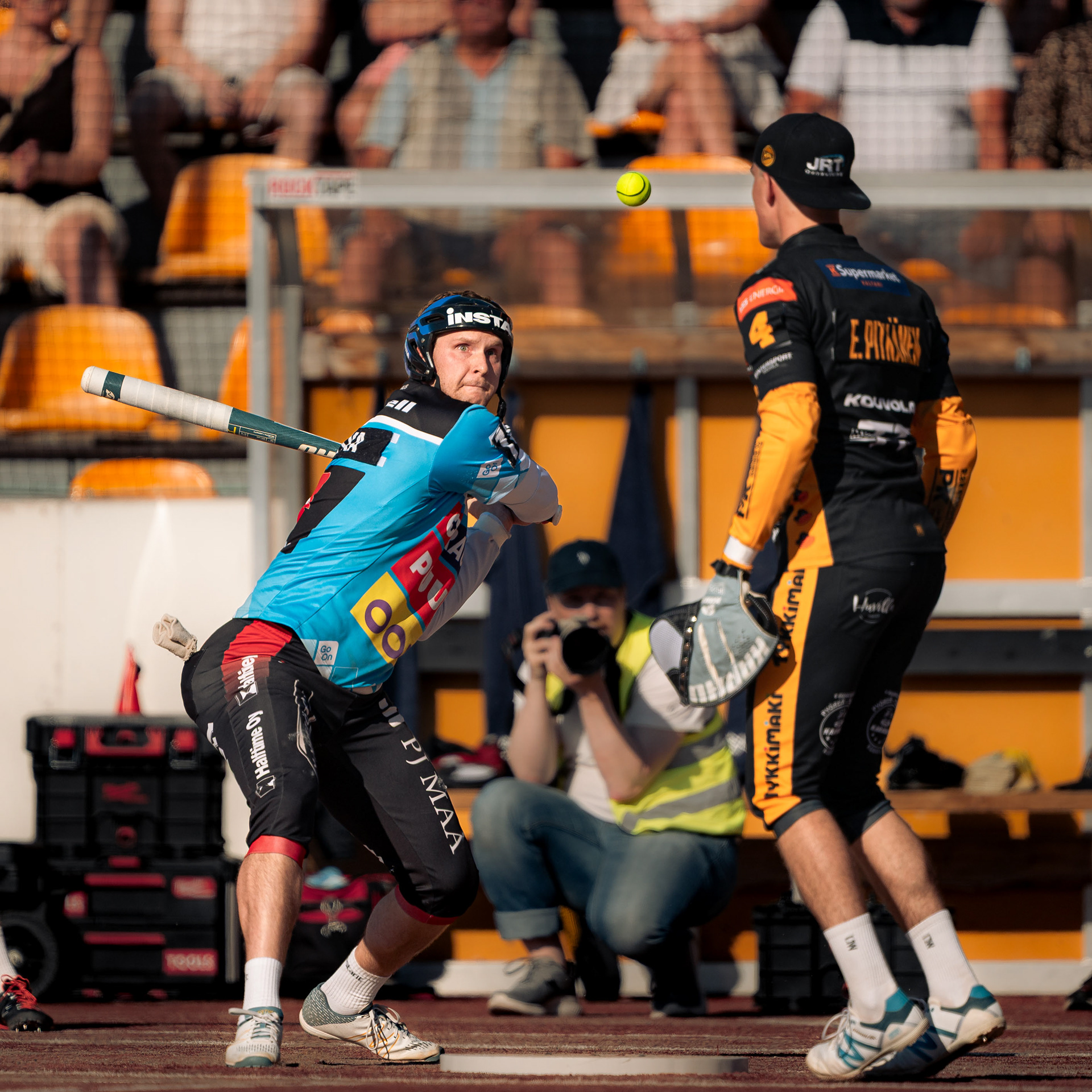 Mansen Perttu Ruuska lyöntivuorossa.