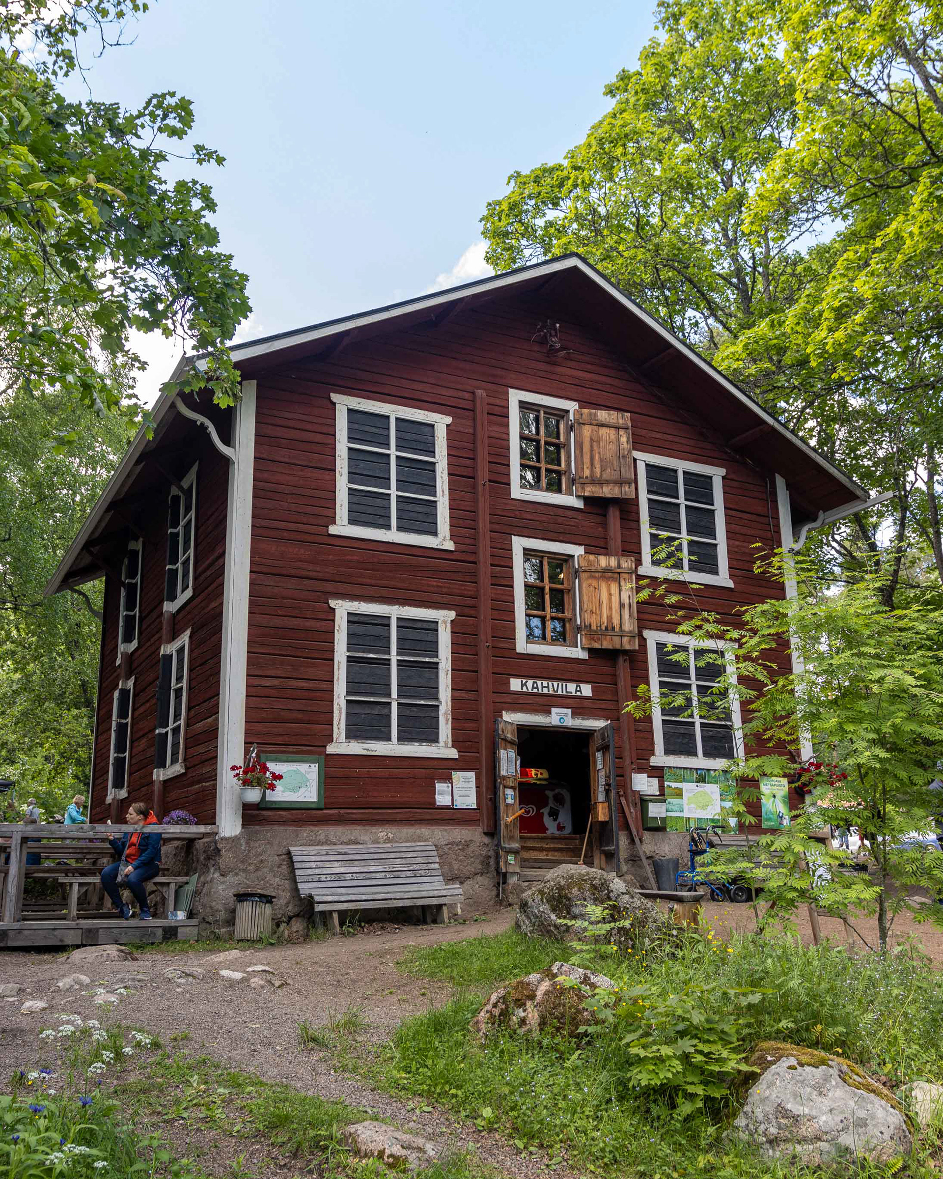 Entinen viljamakasiini ja nykyinen Arboretum Mustilan puistokahvila puulajipuiston siimeksessä.
