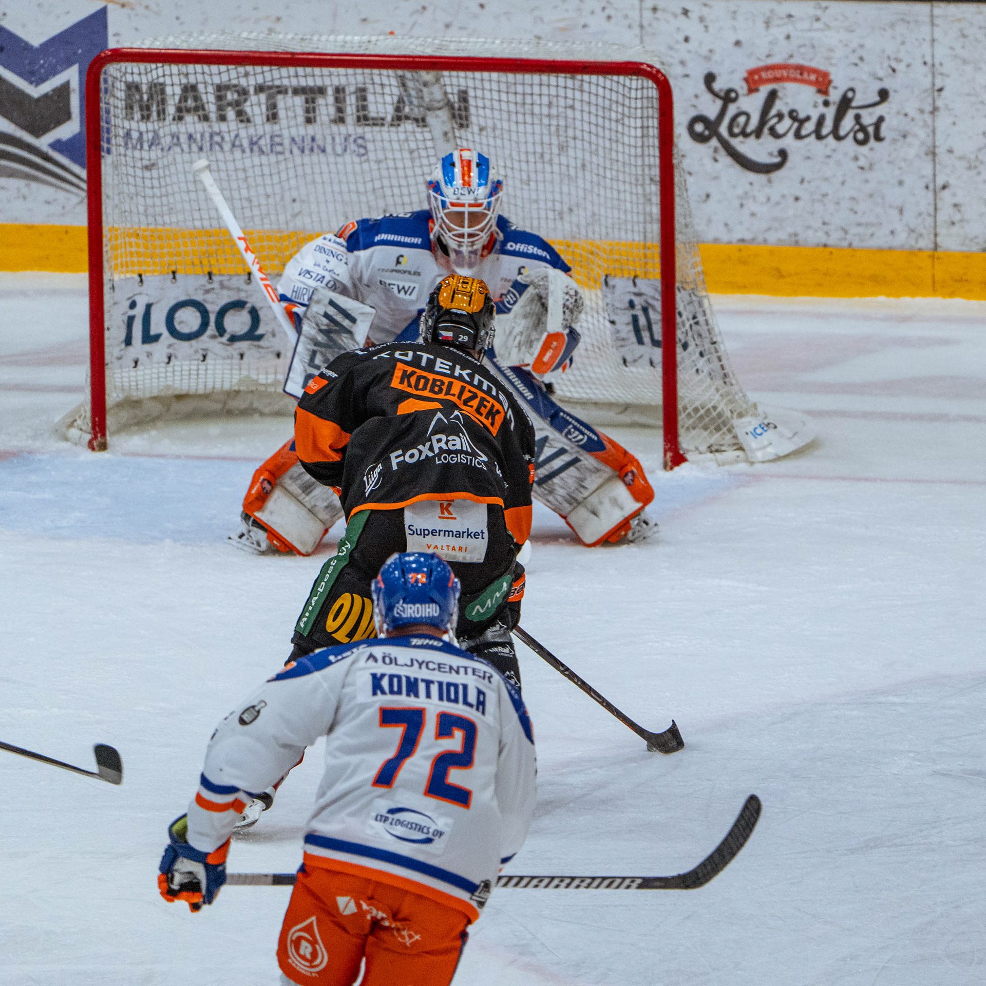 KooKoon Radek Koblizek pääsee hyökkämään maalia kohti.