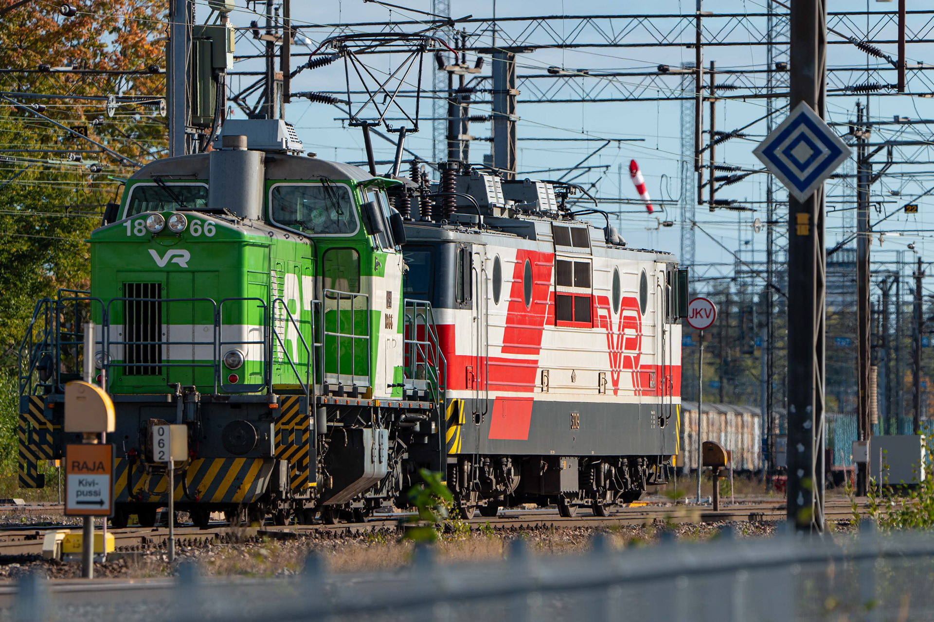 Sr1-sähköveturi vetämässä Dr14-dieselveturia Kouvolan veturitalleilta kohti Inkeroisten ratapihaa (22.9.2024)