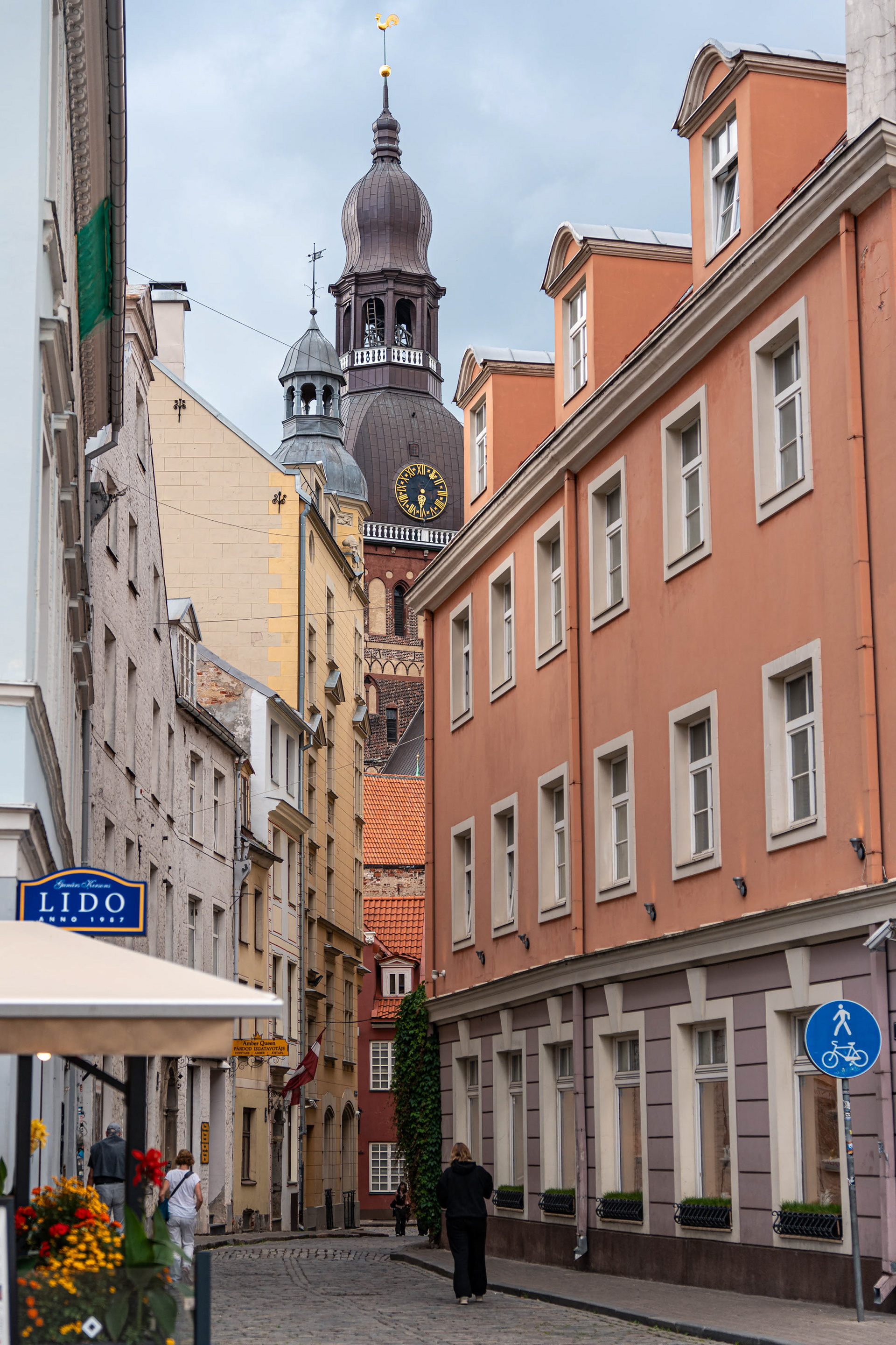 Katu vanhassa kaupungissa, taustalla Riikan tuomiokirkko