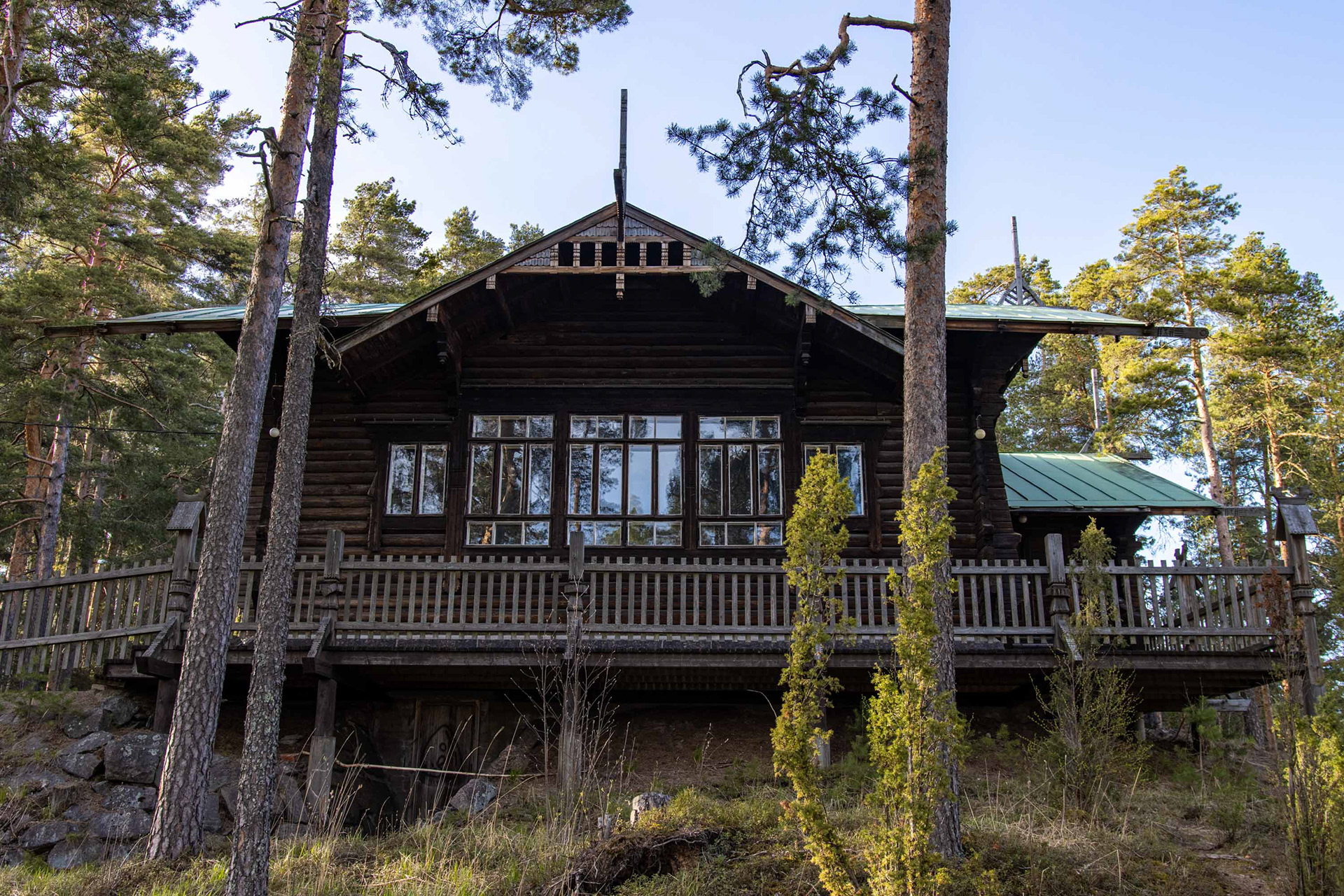 Kettumäellä sijaitseva kotiseututalo. Rakennus rakennettiin alunperin vuonna 1897 Kymintehtaalle koulurakennukseksi ja on myöhemmin siirretty Kettumäelle. (5.2022)