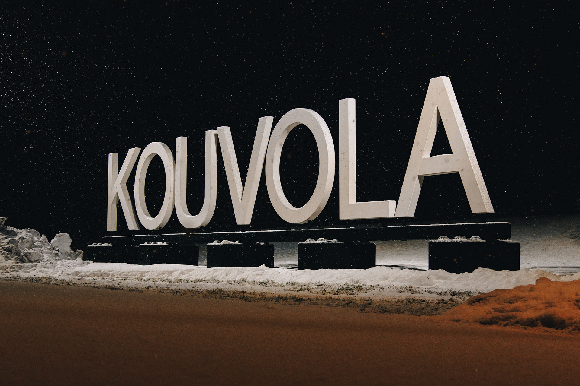 Rautatieaseman viereinen "Kouvola" kyltti
