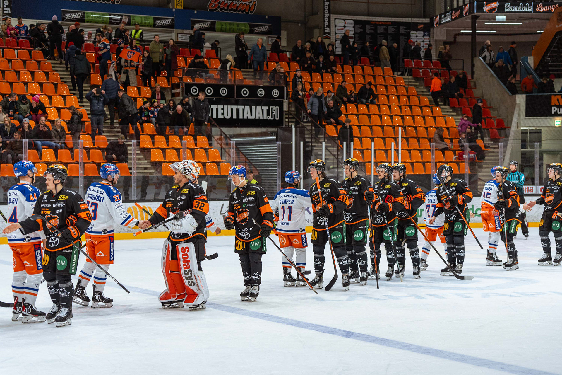 Tappara onnistuu tekemään maalin jatkoajalla ja ottelu päättyy tulokseen 2 -3. KooKoon pelaajat tulevat onnittelemaan Tapparan pelaajia pelin päätteeksi.