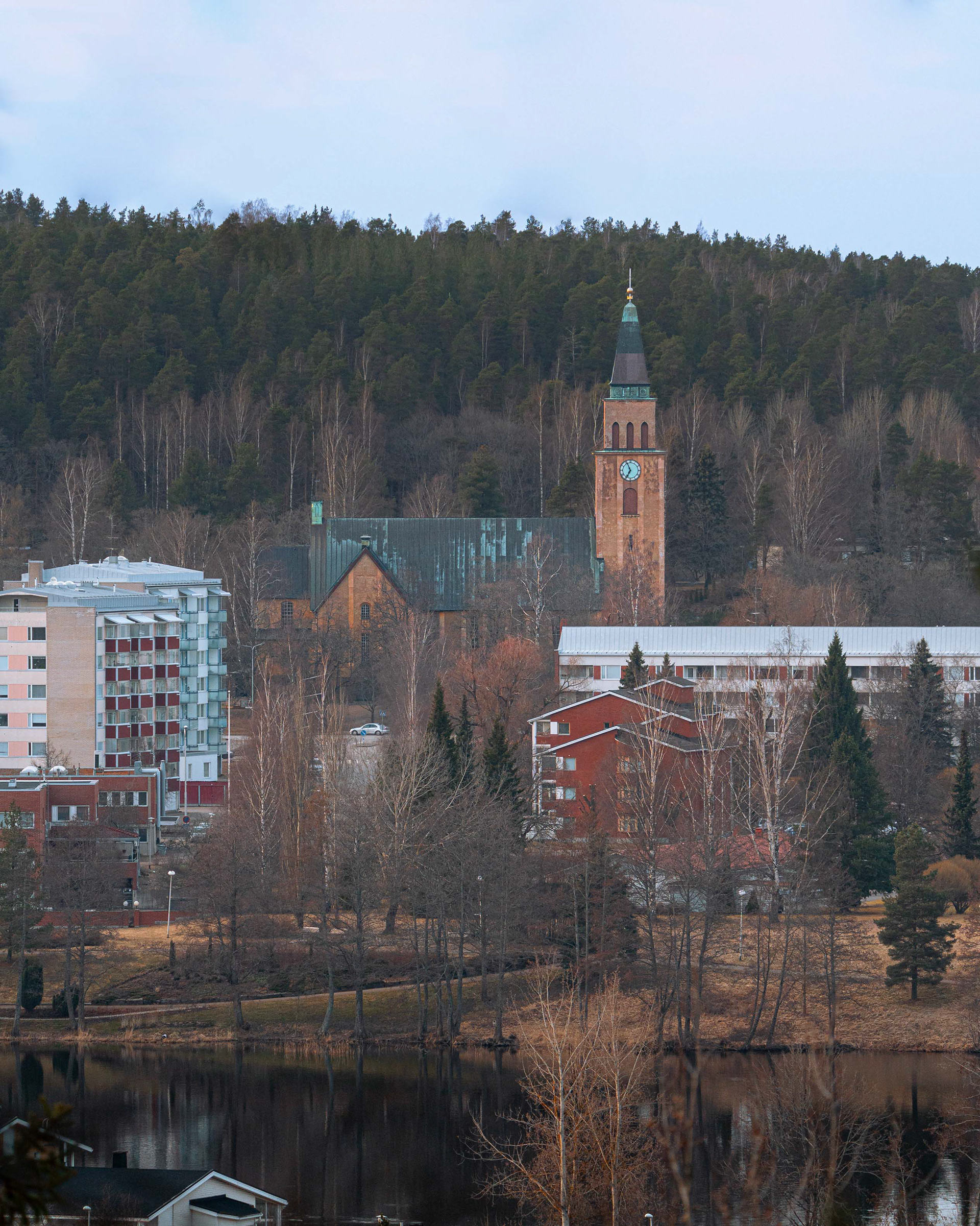 Kuusanosken kirkko Kymijoen vastakkaiselta puolelta kuvattuna (4.2025)