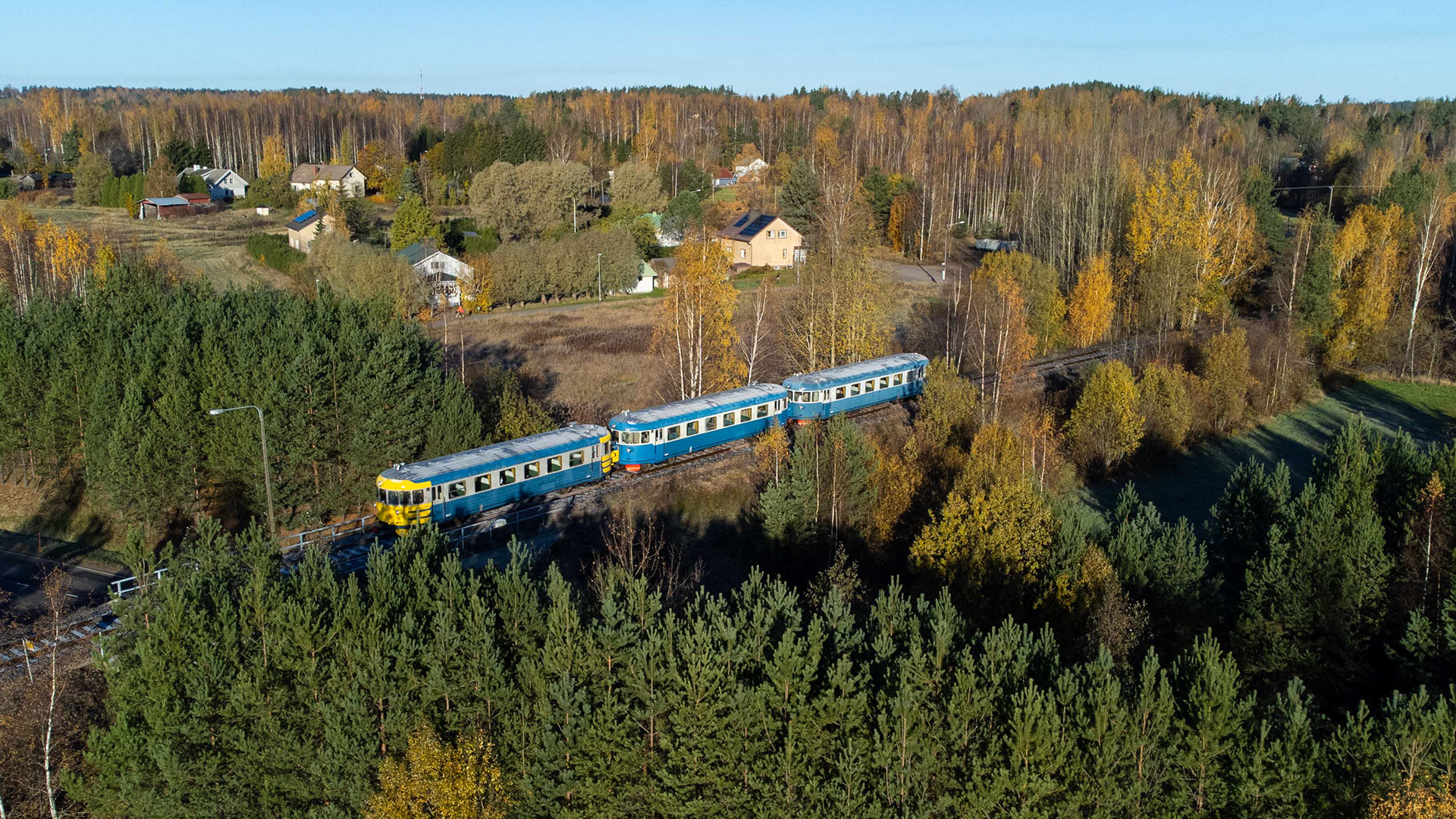 Dm7 dieselmoottorivaunut eli tuttavallisemmin "Lättähattu" Kuusankosken ja Voikkaan ratapihan välisellä rataosuudella. (21.10.2023)