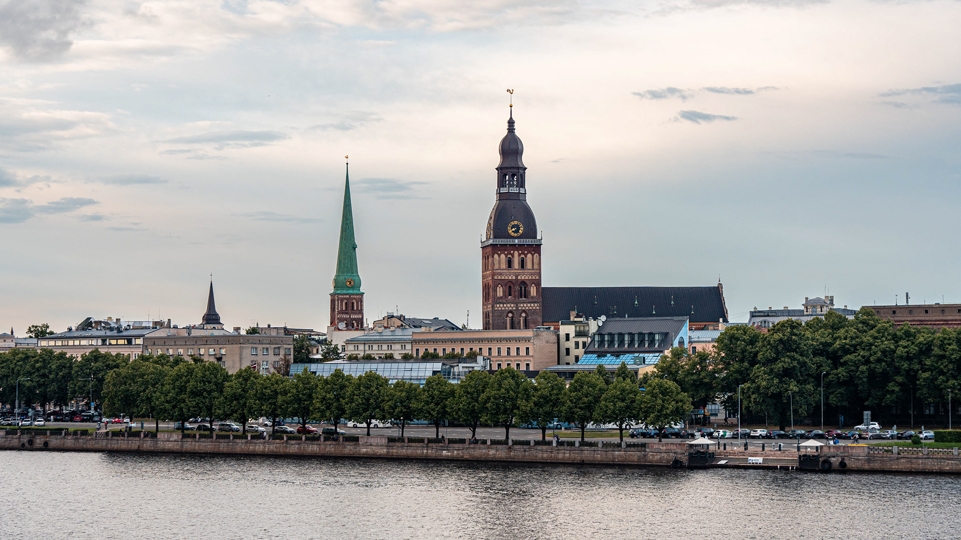 Näkymä joelta Riikan vanhaan kaupunkiin. Oikeanpuoleinen kirkontorni kuuluu Riikan tuomiokirkolle, vasempi Pyhän Jaakobin katedraalille.