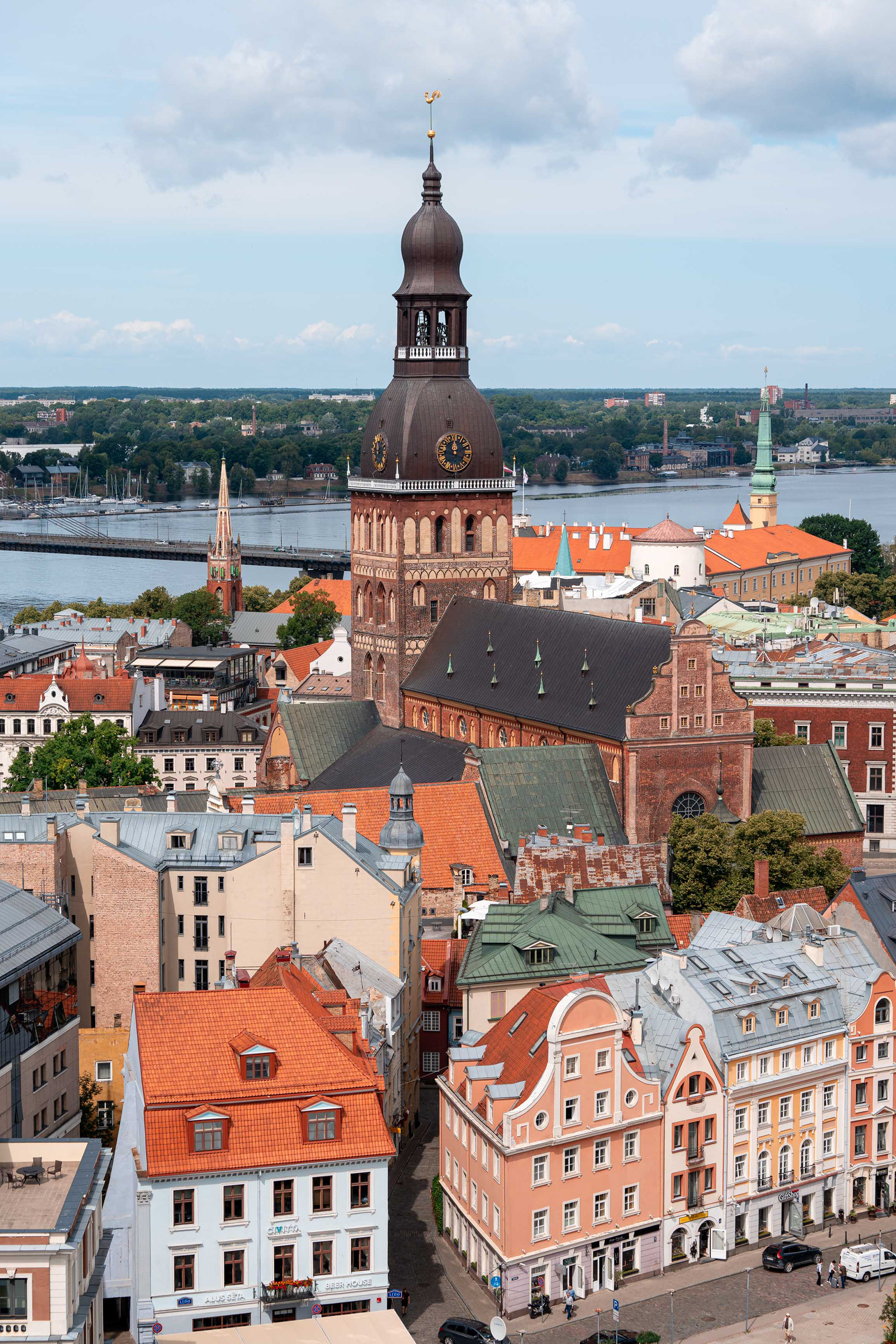 Vanhaa kaupunkia, keskellä Riikan tuomiokirkko