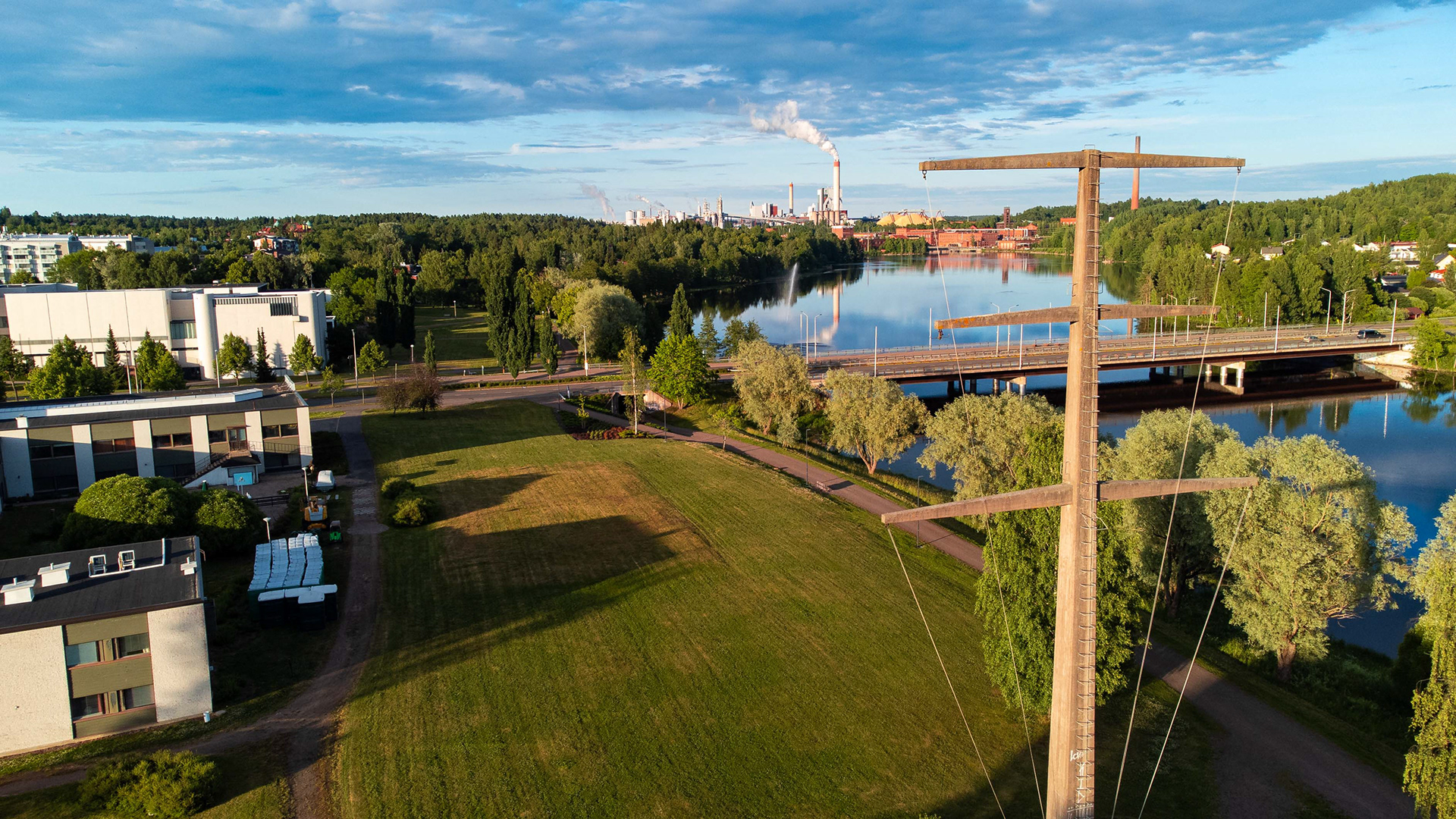 Kuusankosken betonipylväs rantapuistossa. Betonipylväs on jäänne entisestä voimajohtolinjasta, joka kulki taustalla näkyvälle Kymin tehdasalueelle.  (6.2024)