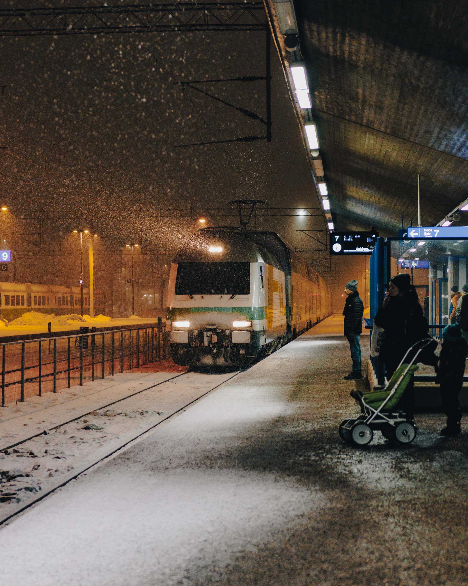 Intercity-juna saapumassa asemalle määränpäänään Imatra.