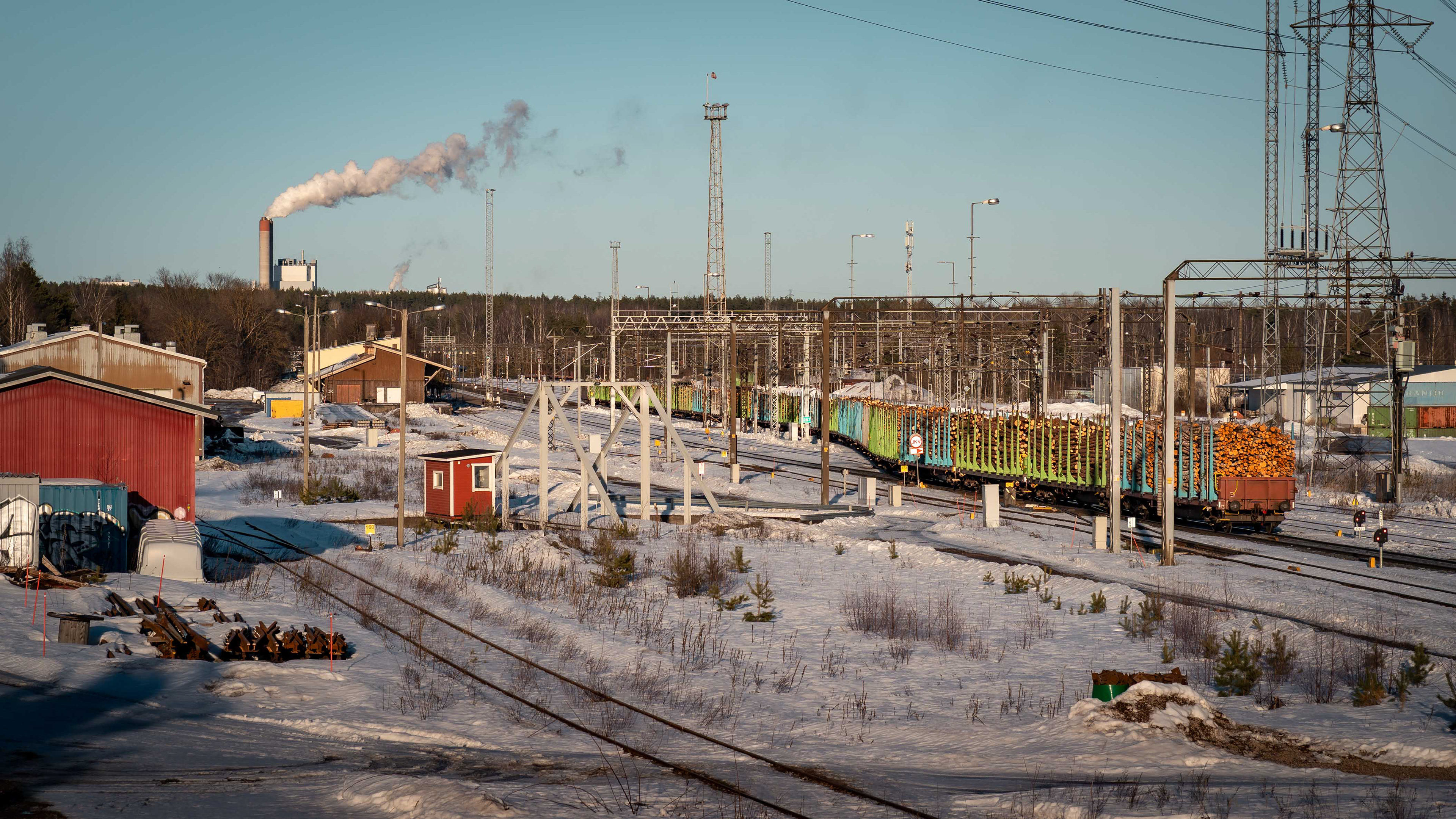 Lappeenrannan rautatieasema länsipuolelta katsottuna. Kuvassa Sr1:n vetämä tukkijuna ohittamassa asemaa sivuraiteen kautta. (7.3.2026)