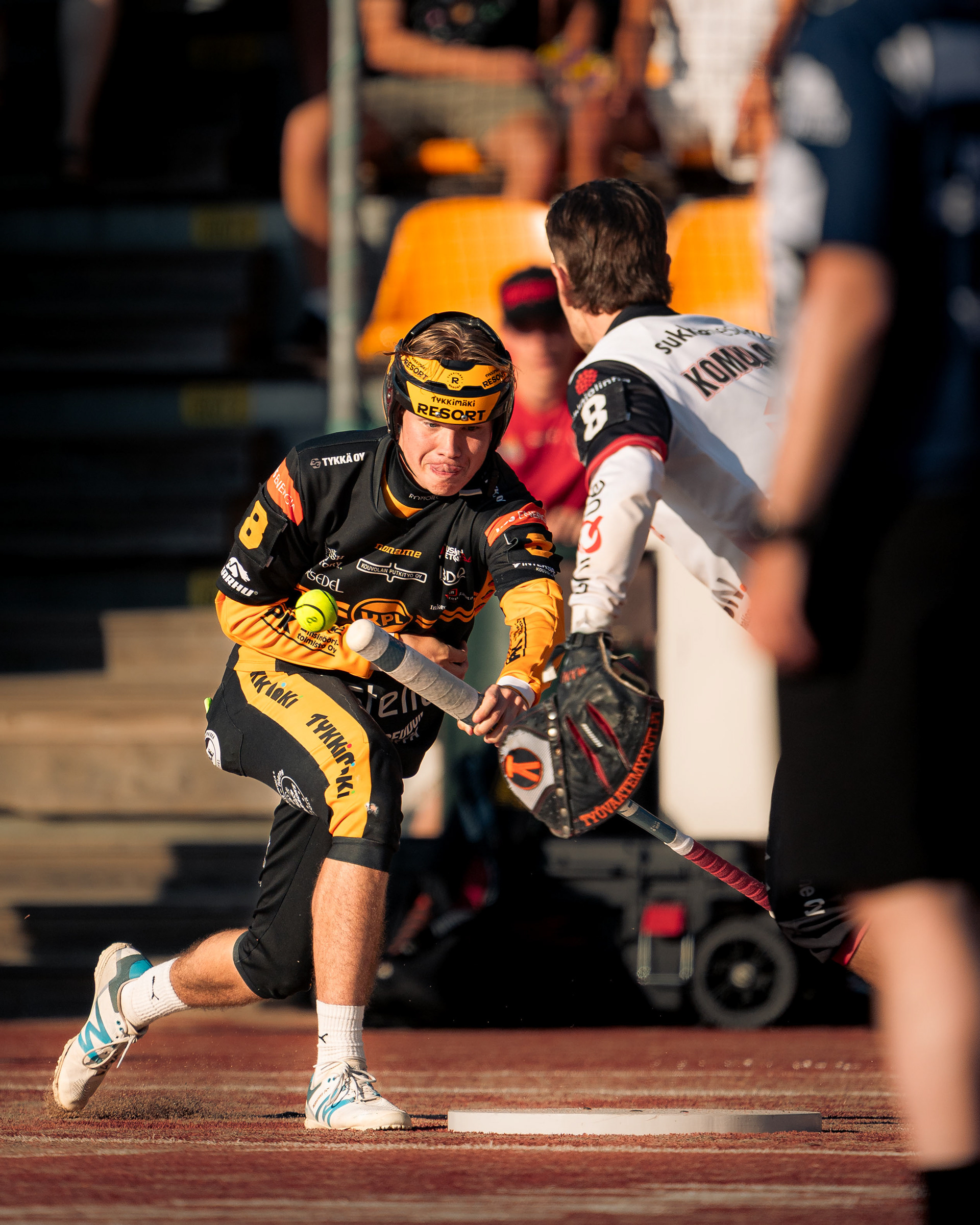 Akseli Pitkänen näpäyttämässä pallon aivan kotipesän tuntumaan.