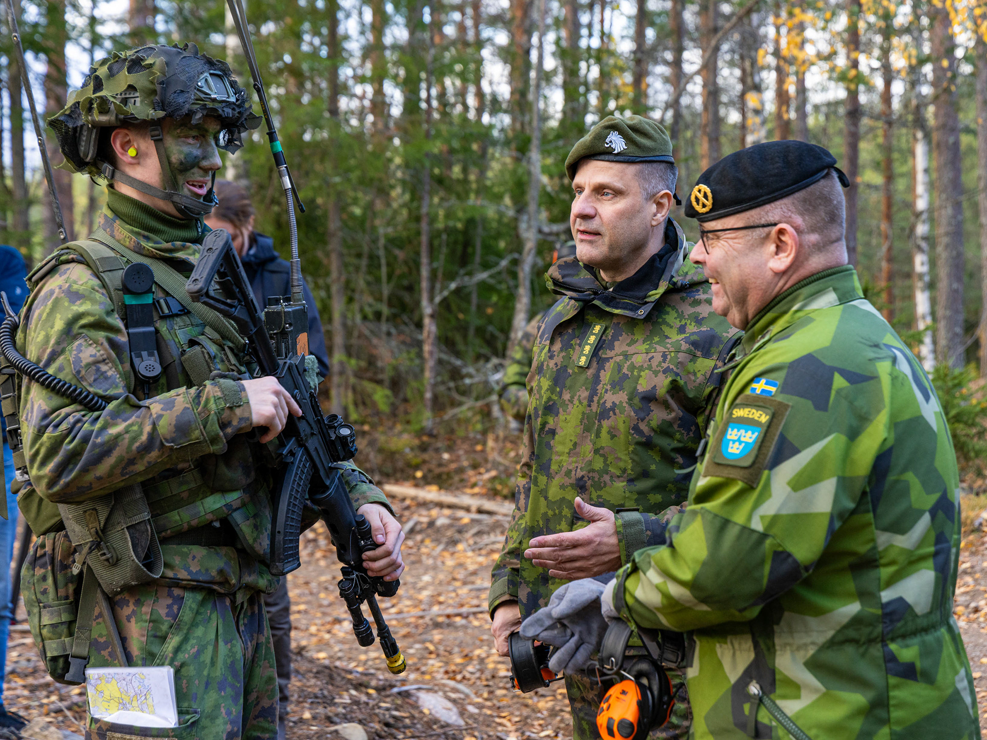 Suomen puolustusvoimain komentaja kenraali Janne Jaakkola ja Ruotsin puolustusvoimain komentaja Michael Claesson keskustelevat Karjalan prikaatin varusmiehen kanssa meneillään olevasta harjoituksesta.